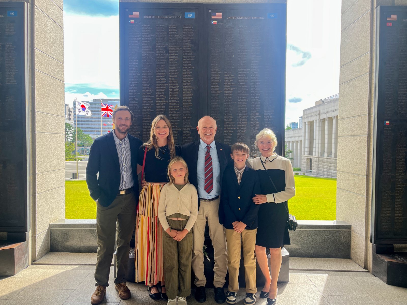워커장군 후손들(워커 장군 손자 샘 워커 워커 2세 부부, 증손녀 부부, 고손자, 고손녀)이 전쟁기념관  월튼 워커 장군  이름이 새겨진 전사자명비 앞에서 기념촬영하