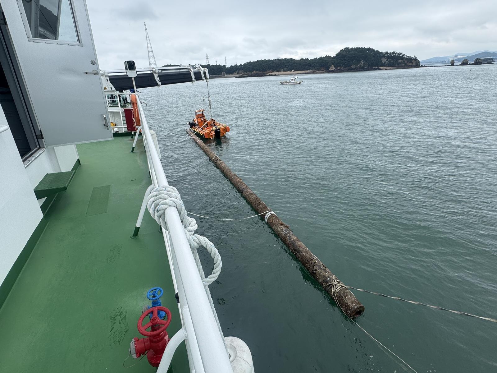 보령 허육도 인근 해상에 잠겨있던 길이 20m 무게 5t 크기의 쇠말뚝.(충남도 제공)/뉴스1
