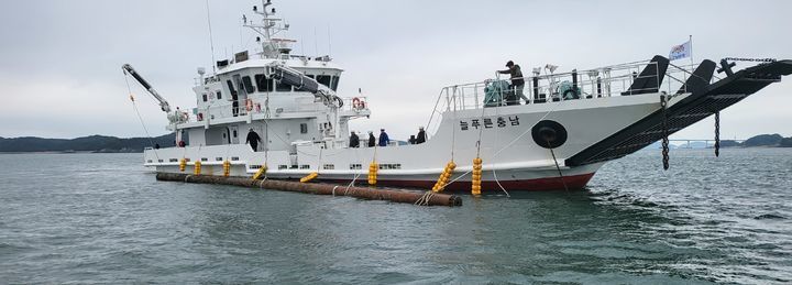 늘푸른충남호가 지난 14일 보령 허육도 남서쪽 뱃길 선박 안전을 위협하던 대형 쇠말뚝을 대천항으로 옮기고 있다. (사진=충남도 제공)