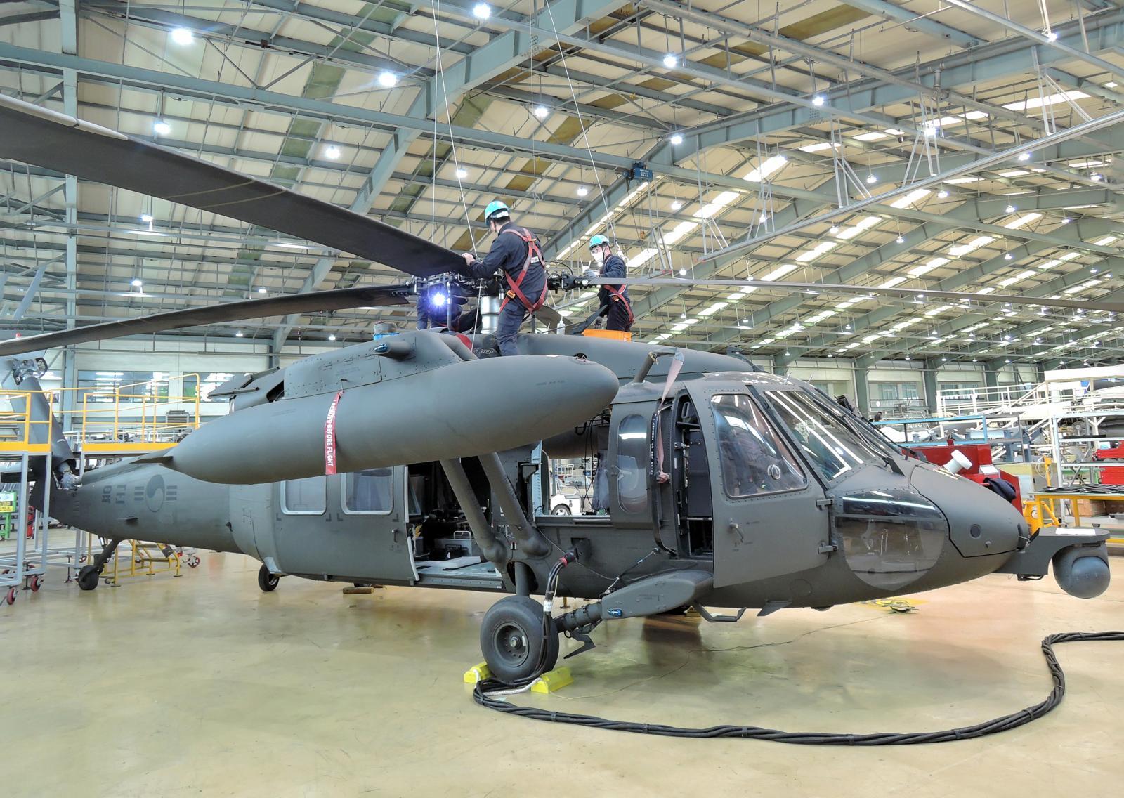 대한항공 테크센터에서 정비를 받고 있는 UH-60 ‘블랙호크’. 대한항공 제공