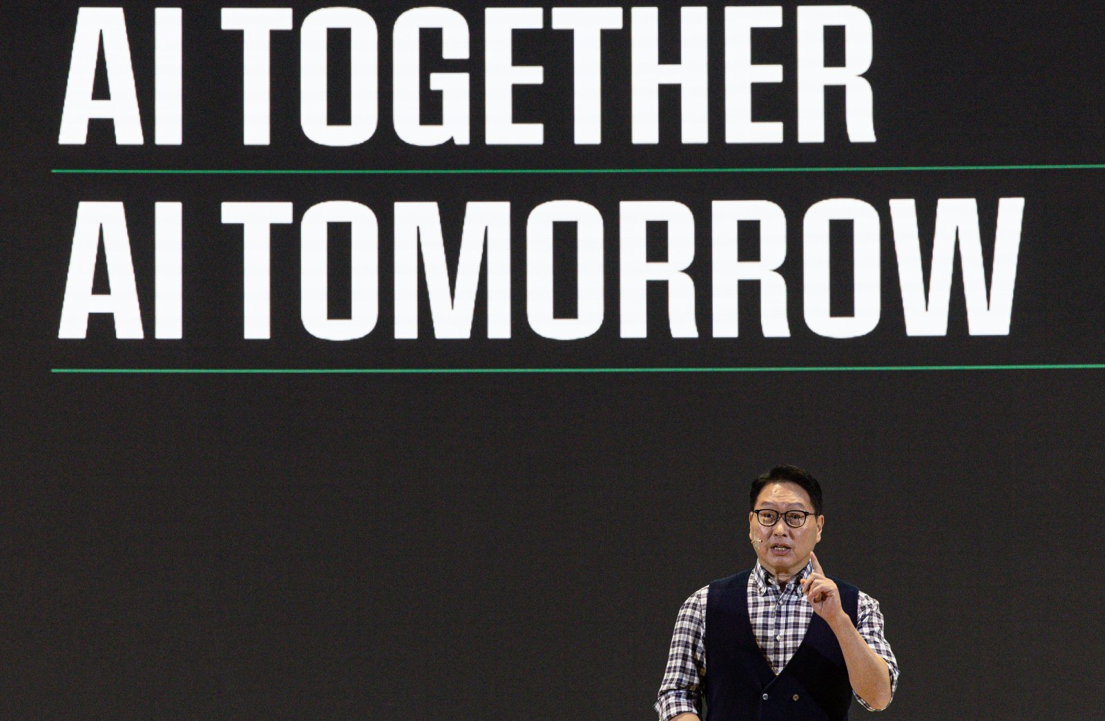 최태원 SK그룹 회장이 지난해 11월4일 오전 서울 강남구 코엑스에서 열린 SK AI SUMMIT 2024에서 ‘협력으로 만들어가는 AI 생태계 : AI Tomorrow, AI Together’ 주제로 기조연설을 하고 있다. 2024.11.4/뉴스1