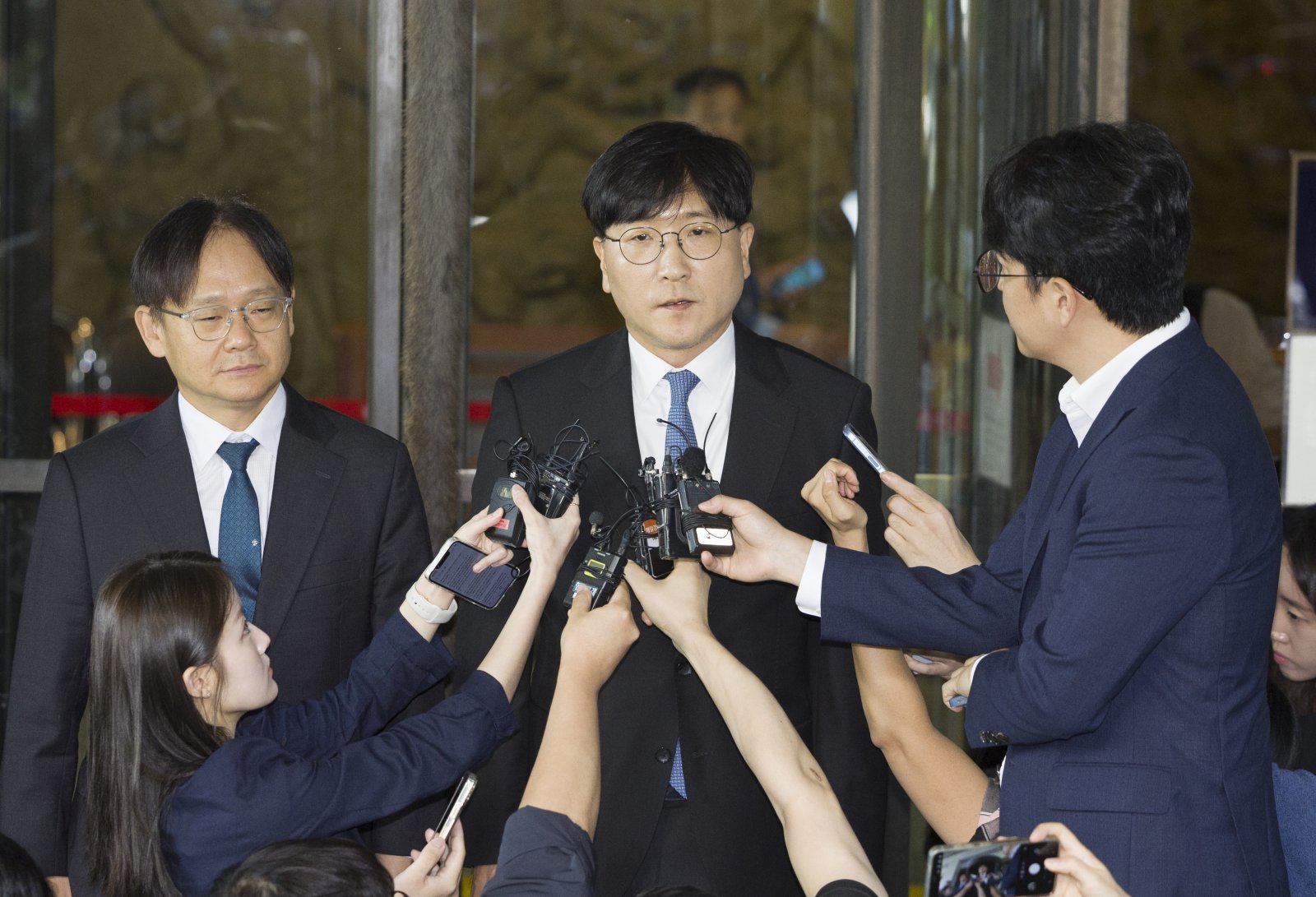 이재근 SK그룹 최태원 회장 측 변호사가 16일 서울 서초구 대법원에서 열린 최 회장과 노 관장 간 이혼소송 상고심 선고 공판을 마치고 취재진 질문에 답하고 있다.   대법원 1부(주심 서경환 대법관)는 16일 두 사람의 이혼 소송 상고심에서 “재산 형성과 기여도 등에 대한 법리 판단이 더 필요하다”라며 원심을 파기환송하고 서울고법에 돌려보냈다. 대법원은 “재산 분할 청구 부분 파기하고 서울고법에 환송한다”며 “나머지 상고는 기각한다”고 판단했다. 이로써 2심의 위자료 액수 20억원의 지급은 확정됐다. 2025.10.16 뉴시스