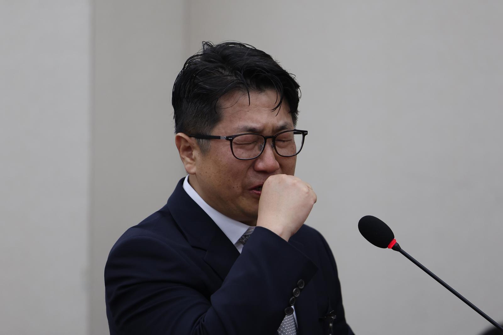 문지석 검사가 15일 오후 서울 여의도 국회 기후에너지환경노동위원회에서 열린 노동부 등에 대한 국정감사에서 참고인 출석해 답변 도중 눈물을 흘리고 있다. 2025.10.15. 뉴시스