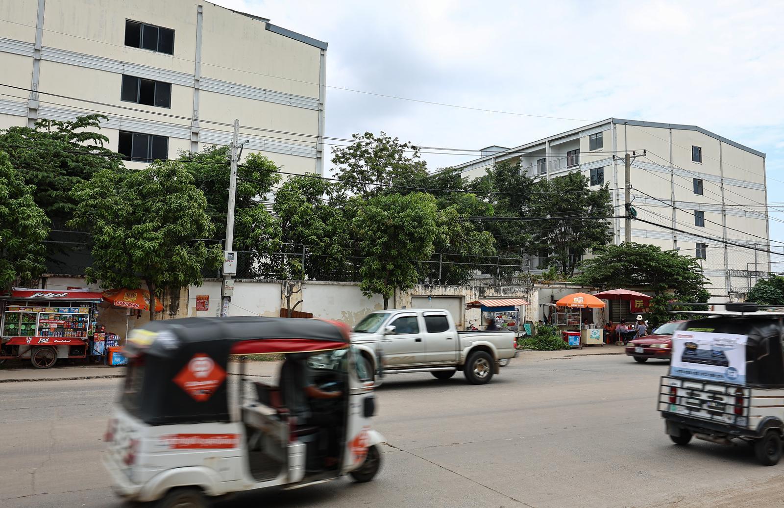 사진은 15일(현지시간) 캄보디아 프놈펜 주요 범죄 단지로 알려진 원구 단지.  이곳은 피싱 범죄 조직이 자리 잡고 한국인을 대상으로 한 감금, 강제 노동 등이 이뤄졌던 곳으로 현재는 캄보디아 당국의 단속으로 공실 상태이다. 2025.10.15 뉴스1