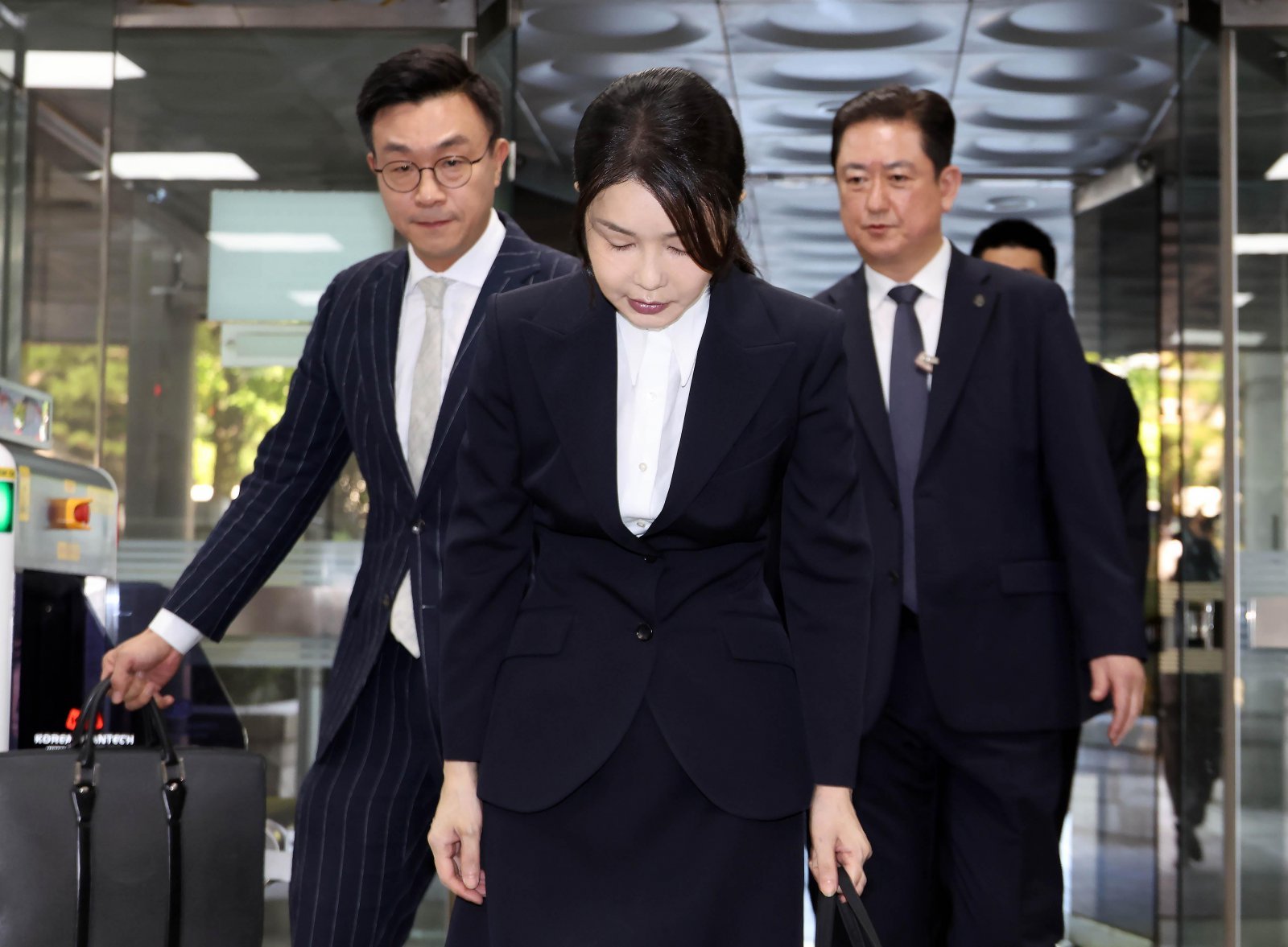 자본시장과 금융투자업에 관한 법률 위반, 정치자금법 위반, 특정범죄 가중처벌 등에 관한 법률 위반(알선수재) 등의 혐의를 받는 윤석열 전 대통령 부인 김건희 씨가 12일 오전 서울 서초구 서울중앙지법에서 열린 구속 전 피의자 심문(영장실질심사)에 출석하며 인사하고 있다. 2025.08.12 뉴시스