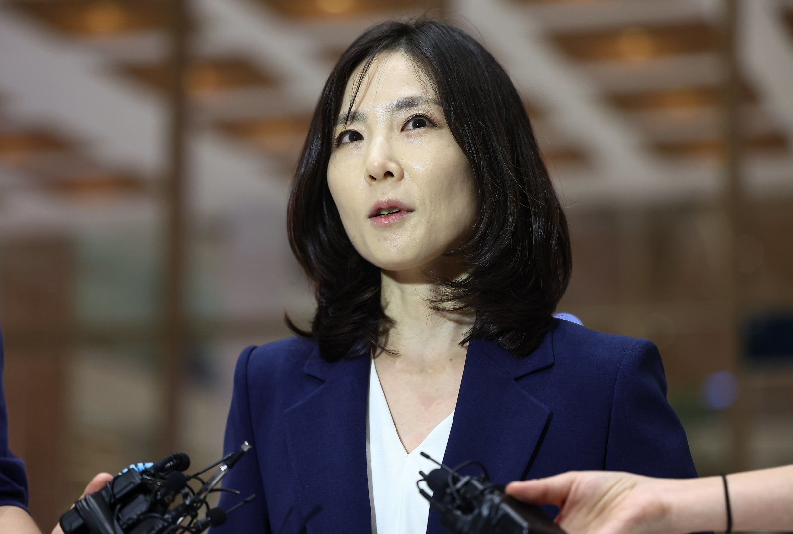 캄보디아 사태 정부합동대응팀 단장을 맡은 김진아 외교부 2차관이 15일(현지시간) 캄보디아 태초국제공항을 통해 입국하며 취재진 질문에 답하고 있다. 정부합동대응팀은 캄보디아 당국과 구금된 내국인 송환, 한국 경찰 주재관·협력관 추가 파견 등 공조 체계에 대해 논의할 예정이다. 2025.10.16/뉴스1