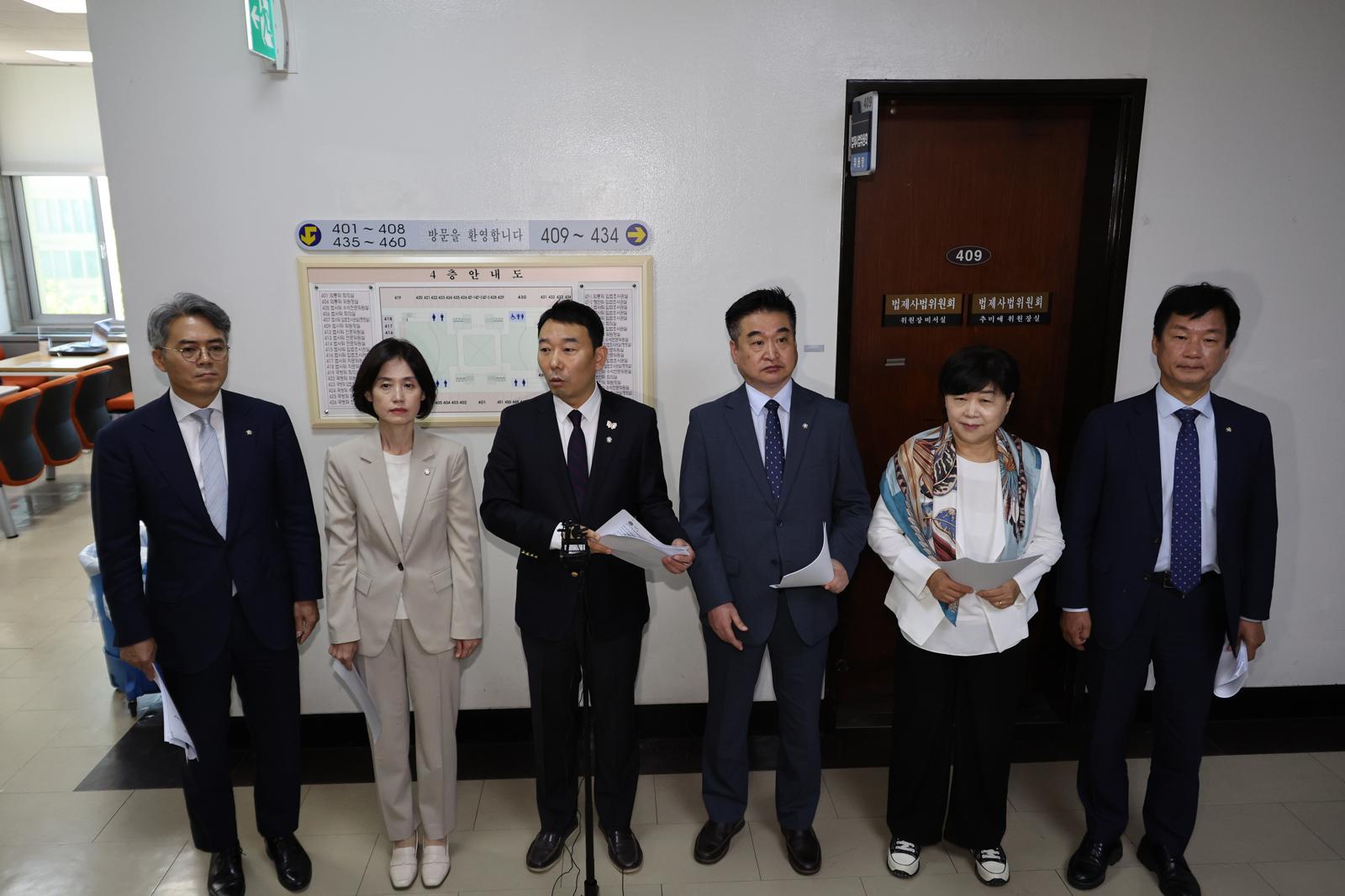 김용민 국회 법제사법위원회 더불어민주당 간사 등 여권 의원들이 16일 서울 여의도 국회에서 법제사법위원회 국정감사 중지 후 전날 진행된 대법원, 법원행정처 현장 국정감사 관련 기자회견을 하고 있다. 2025.10.16. 뉴시스