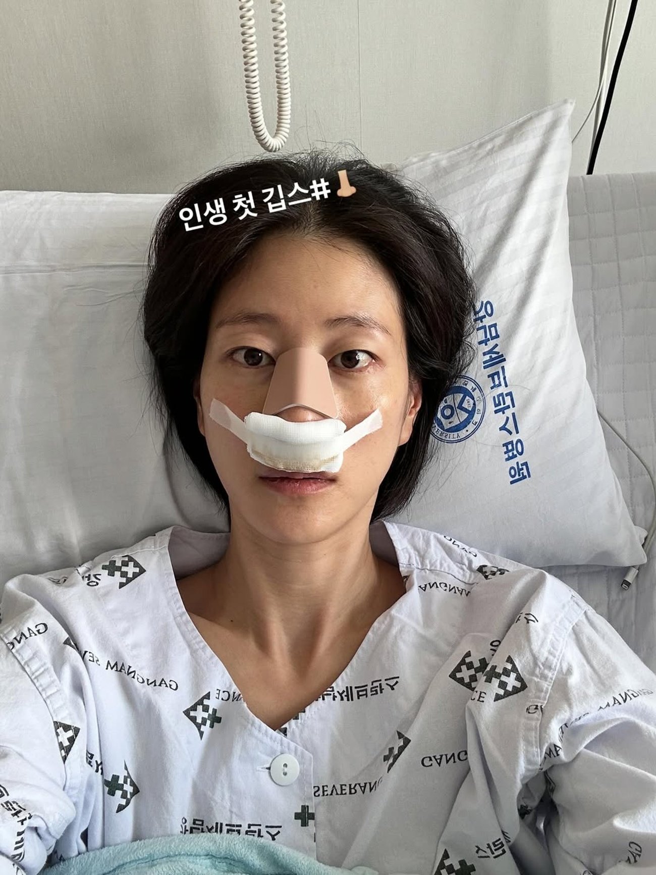 모델 이현이가 축구 경기 중 코뼈 골절 부상을 당했다. 병상 사진을 공개하며 “지금은 잘 회복 중”이라 전했고, 동료 연예인들과 팬들이 응원의 메시지를 보냈다. 사진=이현이 SNS 캡처