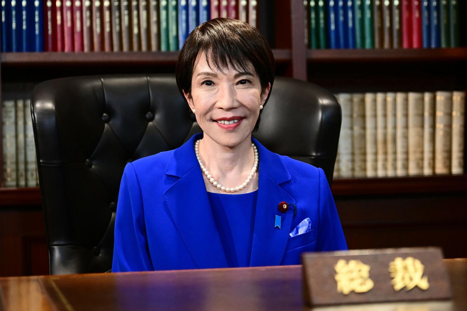 일본 자유민주당 총재 선거에서 당선된 다카이치 사나에 일본 전 경제안보담당상이 4일 일본 도쿄 자유민주당 당사에서 열린 자유민주당 대표실에서 포즈를 취하고 있다. 2025.10.04 도쿄(일본)=AP 뉴시스