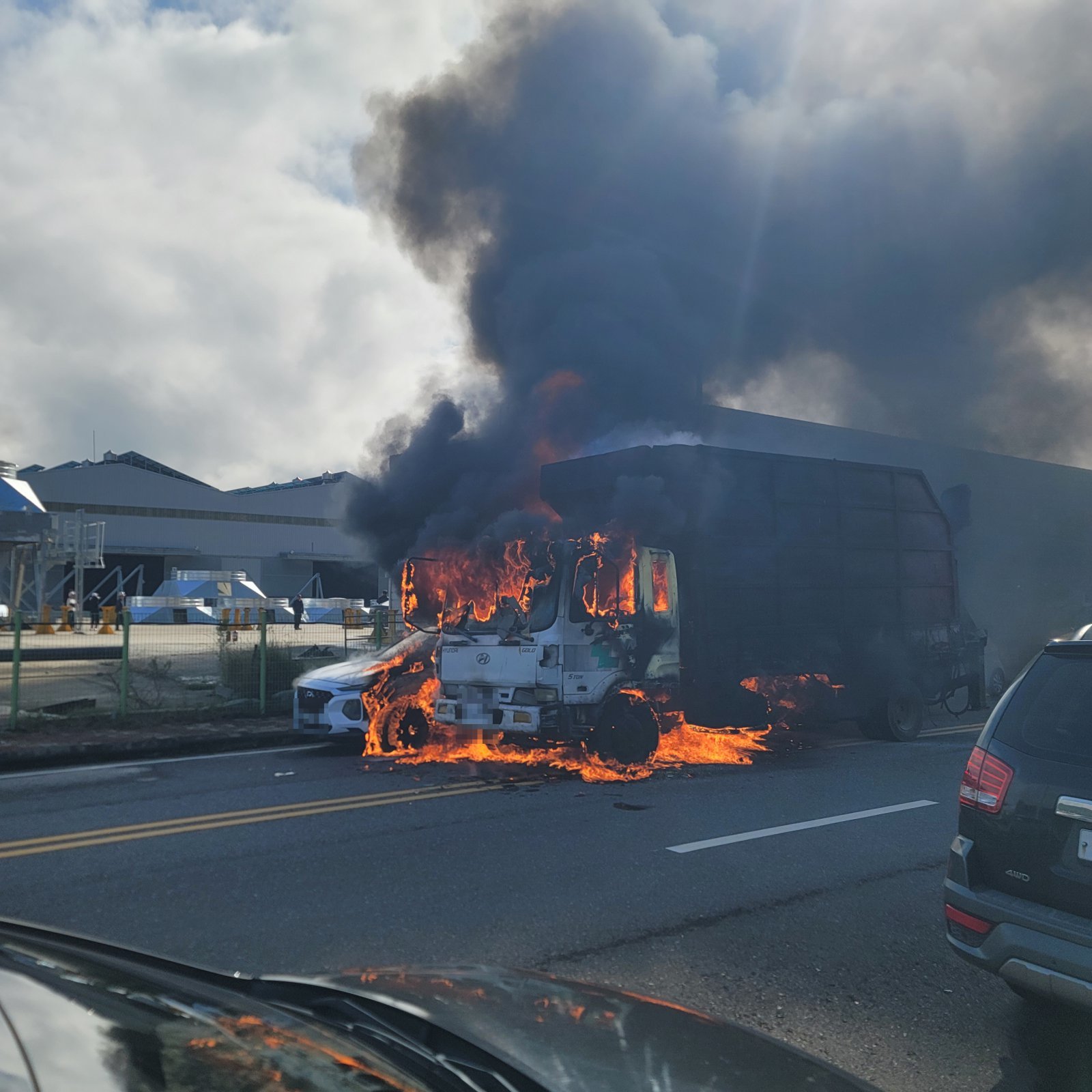 군산 메가트럭 화재 현장.(전북소방본부 제공)