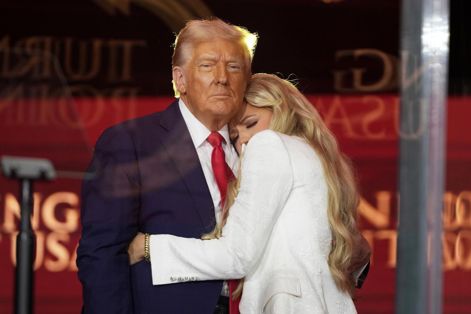 도널드 트럼프 미국 대통령이 21일(현지 시간) 애리조나주 글렌데일 스테이트팜 스타디움에서 열린 보수 성향 활동가 찰리 커크 추모 행사에 참석해 그의 아내 에리카 커크를 위로하며 안아주고 있다. 뉴시스
