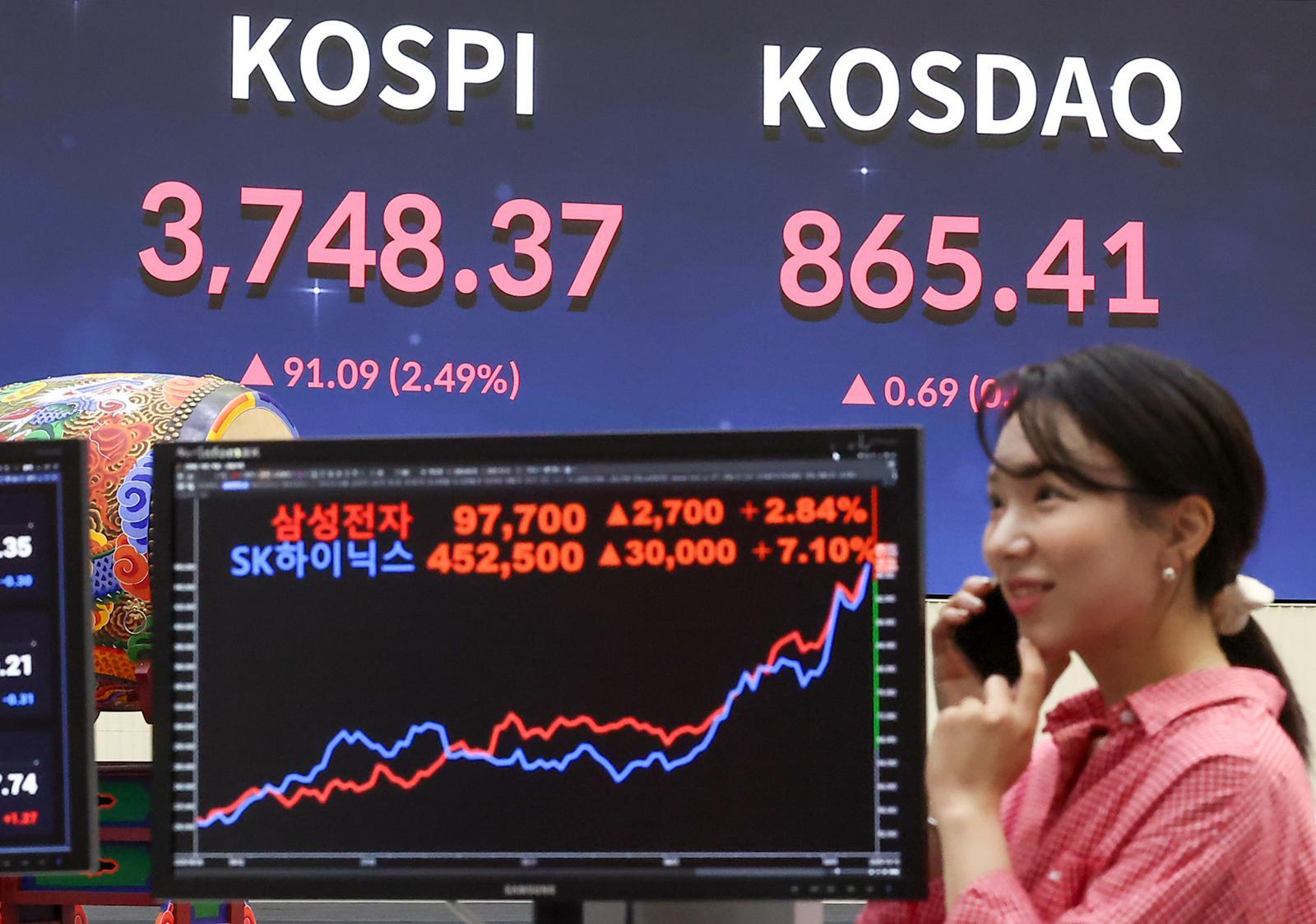 (서울=뉴스1) 김성진 기자 = 코스피 지수가 3740선을 돌파하며 사상 최고치를 경신한 16일 서울 여의도 한국거래소 현황판에 삼성전자와 하이닉스 종가가 나오고 있다.  이날 삼성전자는 전 거래일 대비 2.84% 상승한 97,700원에, SK하이닉스는 7.10% 상승한 452,500원에 거래를 마쳤다. 2025.10.16/뉴스1