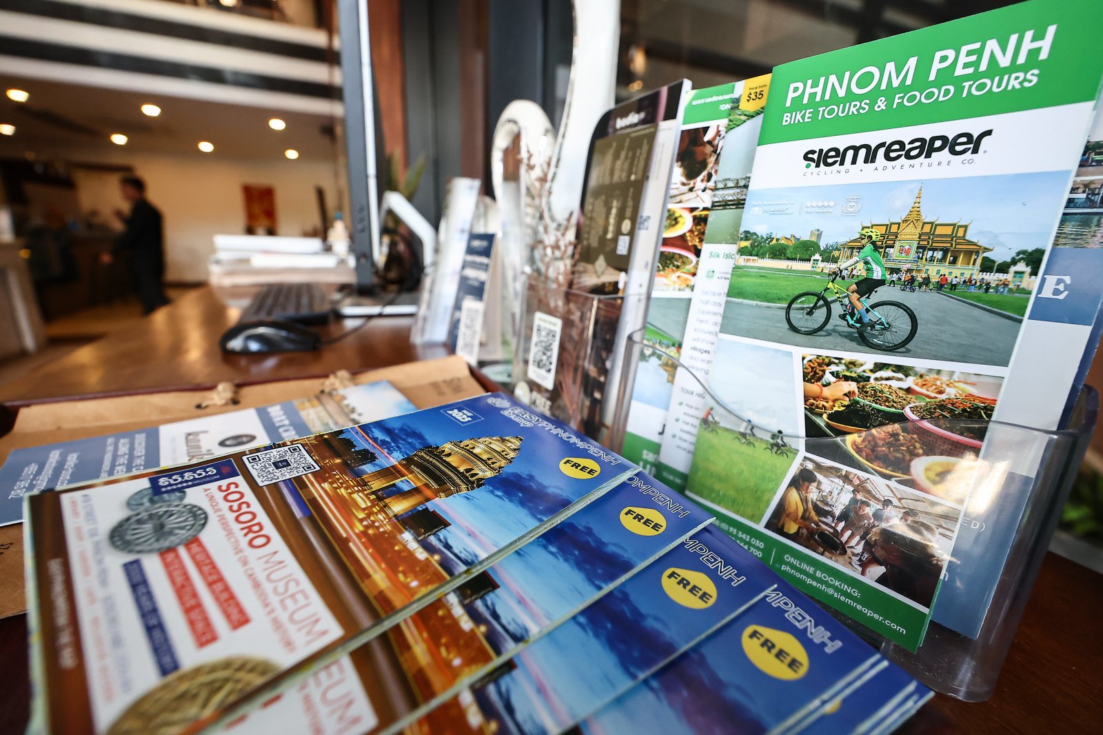 사진은 16일(현지시간) 캄보디아 프놈펜의 한 숙소에 비치된 관광정보 책자. 2025.10.16 뉴스1
