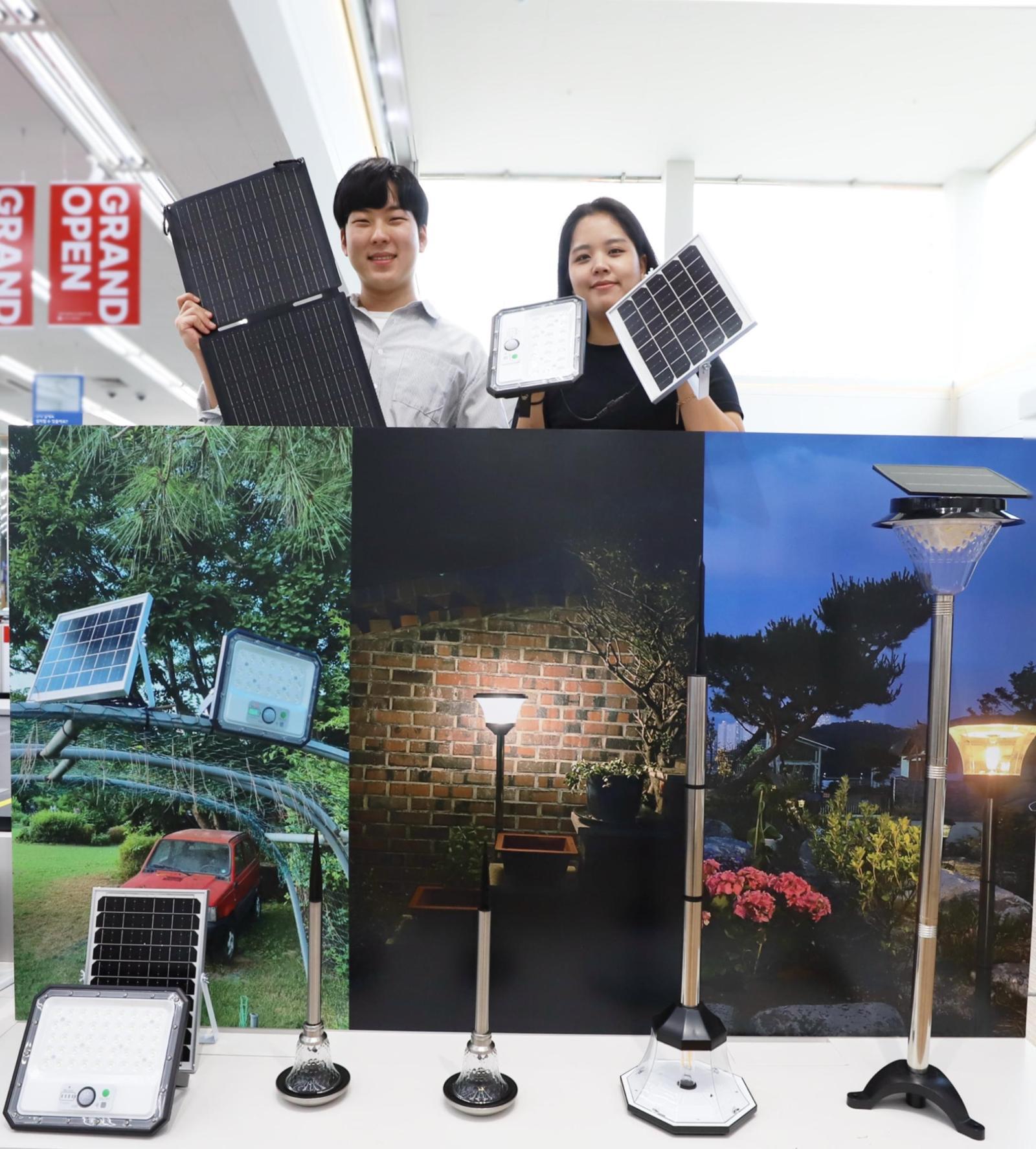 롯데하이마트 상무점 태양광 코너. 롯데하이마트는 광주 상무점을 시작으로 연내 5개 점, 향후 50개 점까지 태양광 발전 상품 운영 점포를 확대할 계획이다.