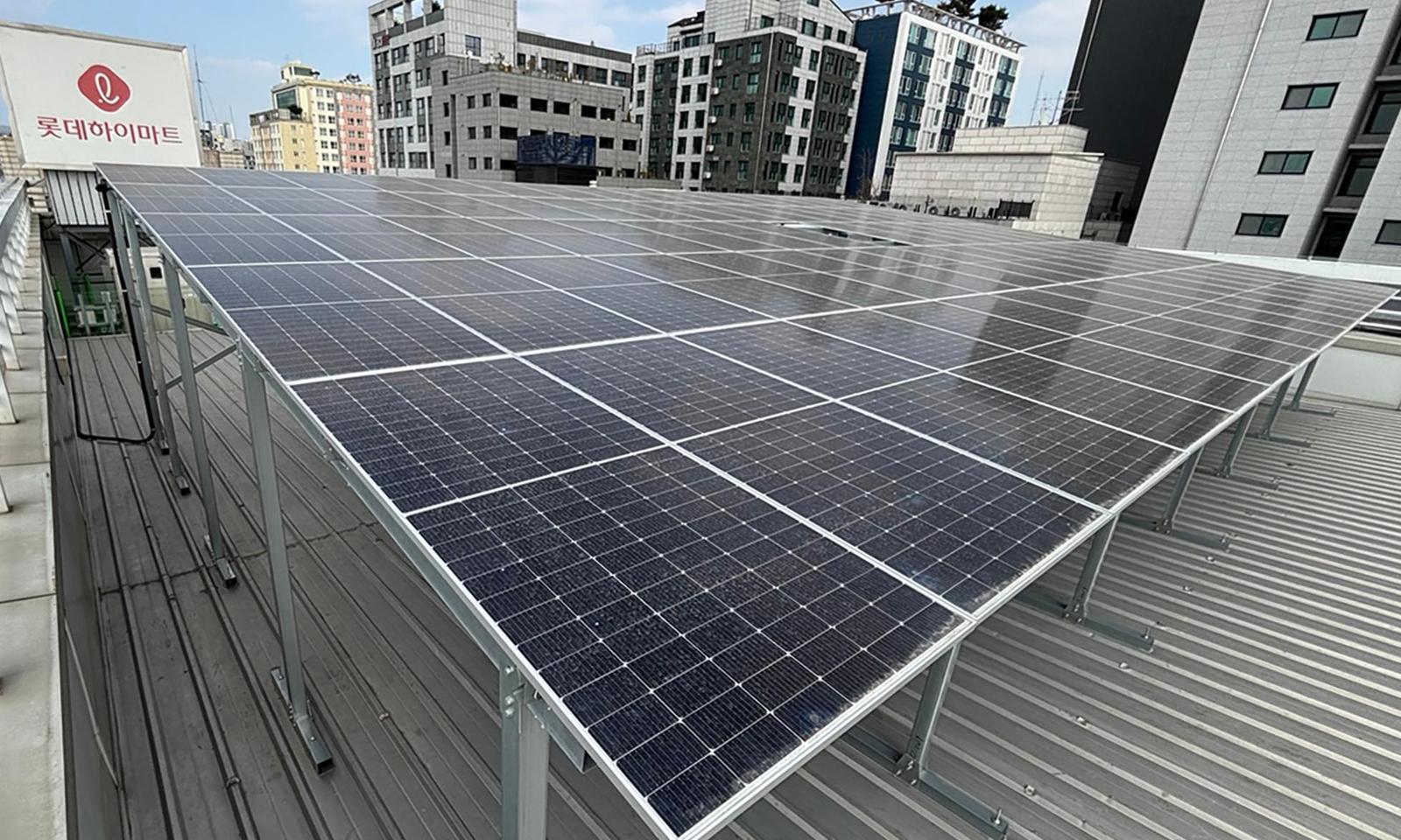 롯데하이마트 수원점 태양광 패널 시설.