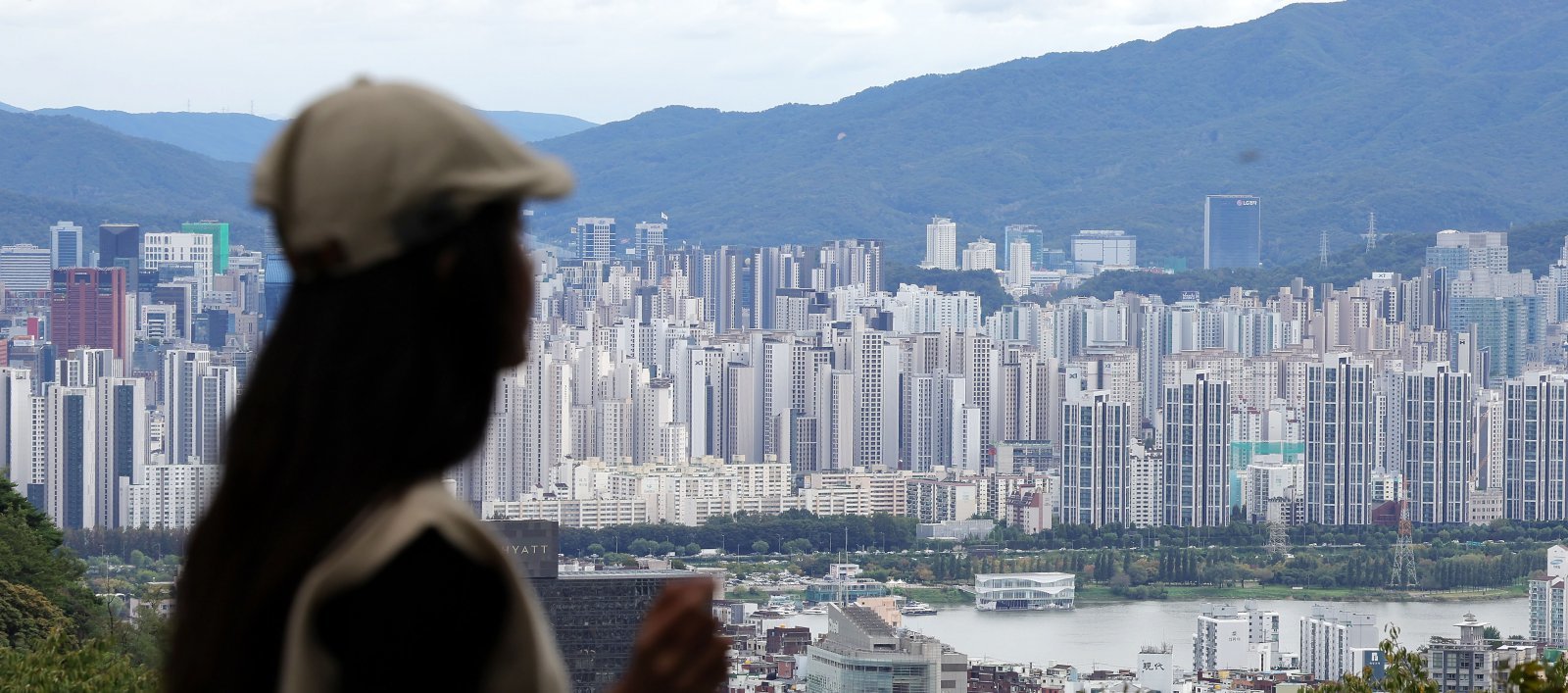 정부의 부동산 대책 발표를 앞둔 14일 서울 중구 남산에서 서울 시내 아파트 모습이 보이고 있다. 2025.10.14 (뉴시스)