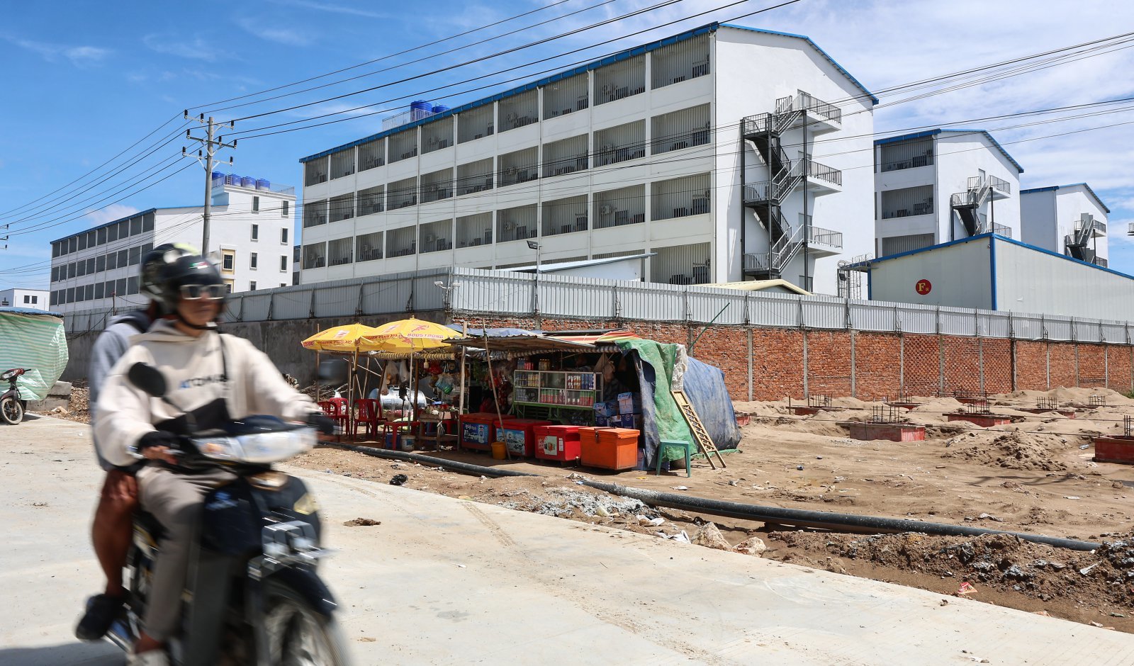 16일(현지시간) 캄보디아과 베트남 국경 지역 쯔러이톰에 위치한 온라인스캠범죄단지. 현지인들에 따르면 이 단지들은 최근 1~2년 사이에 생겼다. 범죄조직들은 지난해부터 캄보디아 당국의 단속이 심해지자 눈을 피하기 위해 국경지대로 거점을 옮기는 것으로 알려졌다. 2025.10.16 뉴스1