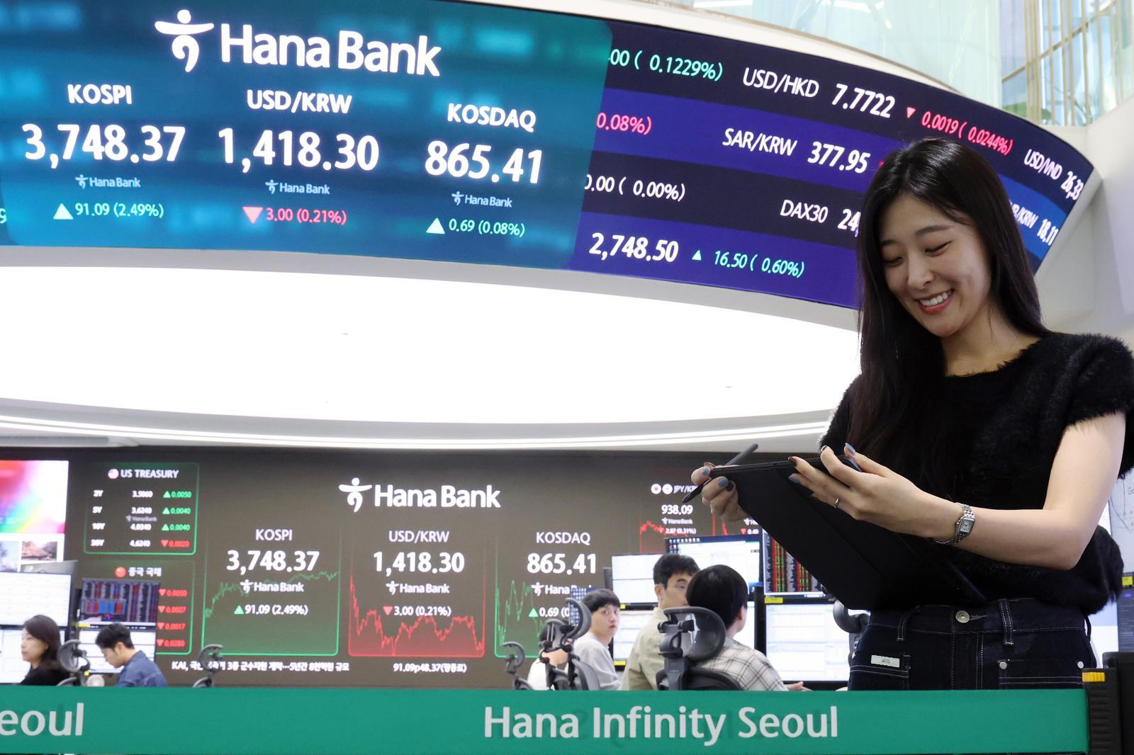 코스피가 한미 무역협상 최종 타결 기대감에 사상 최고치를 새로 쓴 16일 오후 서울 중구 하나은행 본점 딜링룸 전광판에 증시 종가가 표시되고 있다. 뉴스1