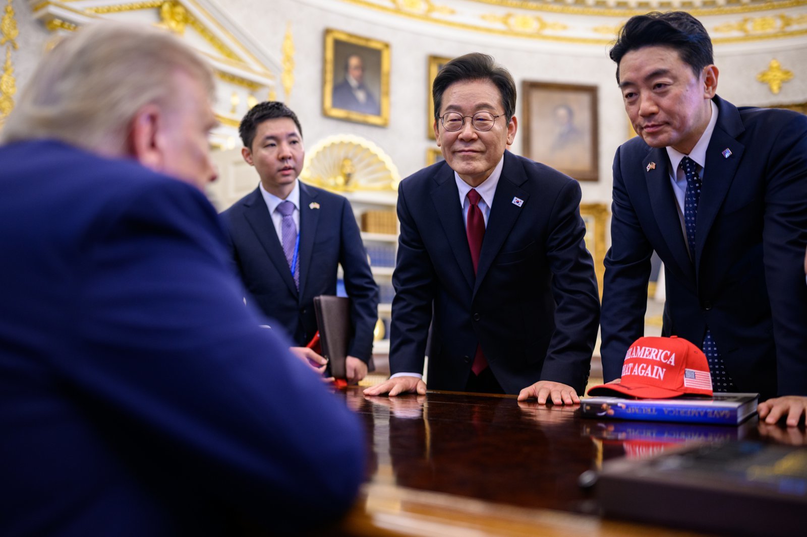 지난 8월 25일(현지시간) 미국 워싱턴DC 백악관에서 열린 정상회담 도중 이재명 대통령이 미 대통령 집무실인 오벌오피스의 ‘결단에 책상’에 앉은 도널드 트럼프 미국 대통령과 대화하고 있다. 2025.9.1 백악관 제공