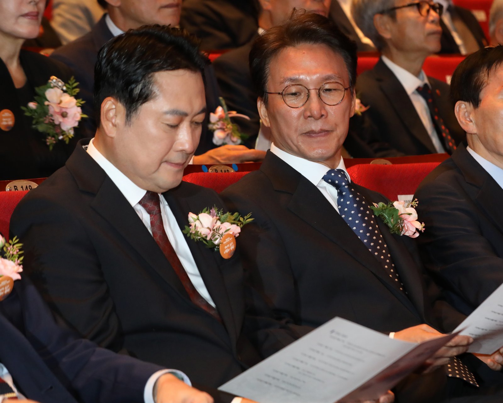 김민석 국무총리, 장동혁 국민의힘 대표가 16일 오전 경남 창원 마산회원구 3·15아트센터 대극장에서 열린 제46주년 부마민주항쟁기념식에 참석해 있다. 뉴스1