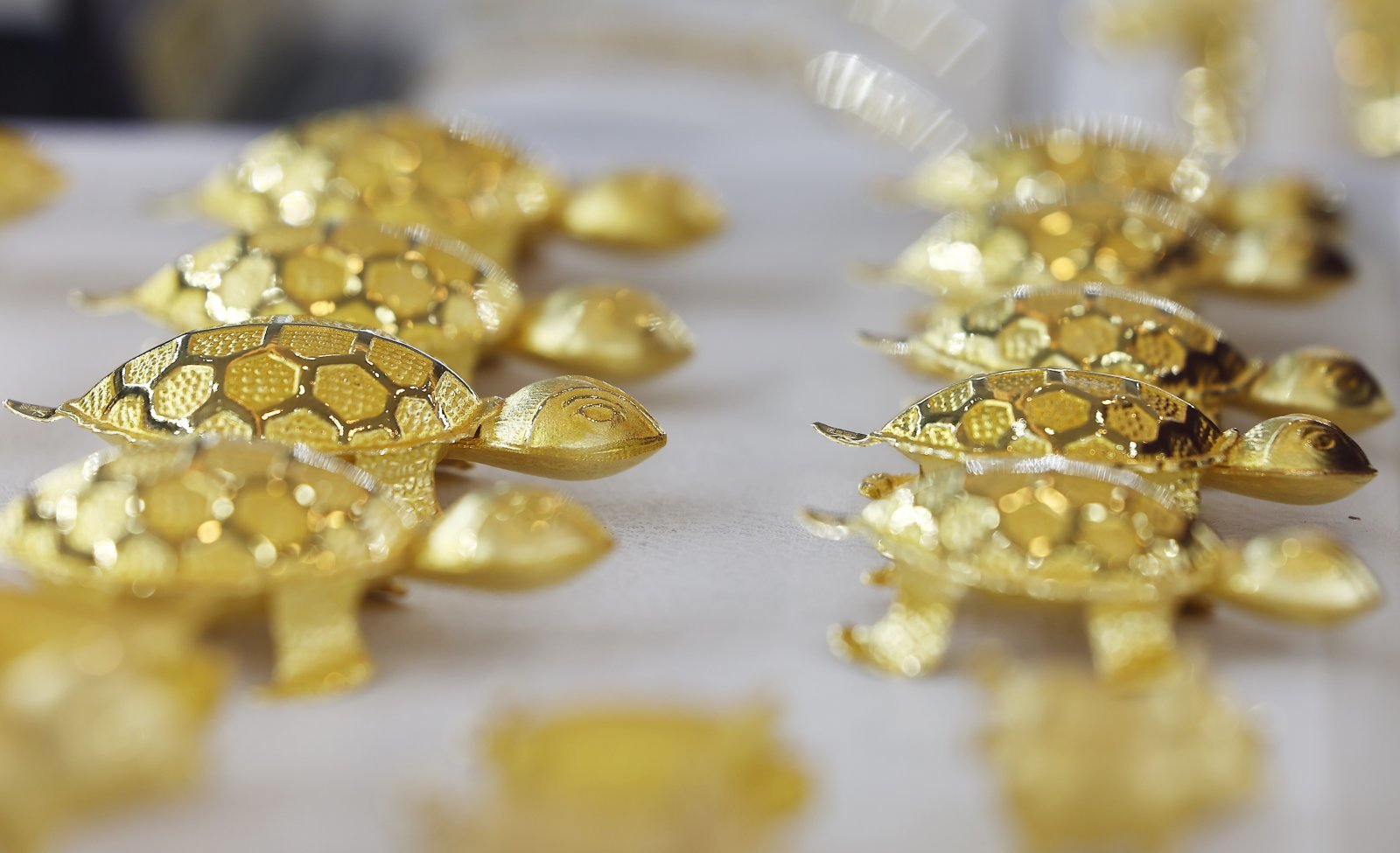 서울 종로구 귀금속 거리에 진열된 금거북이들. 뉴스1