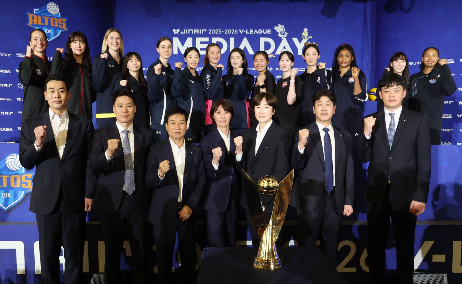 16일 오후 서울 강남구 청담동 리베라호텔에서 열린 프로배구 진에어 2025-2026 V리그 여자부 미디어데이에서 7개 구단 감독과 대표 선수들이 파이팅을 외치고 있다. 뉴스1