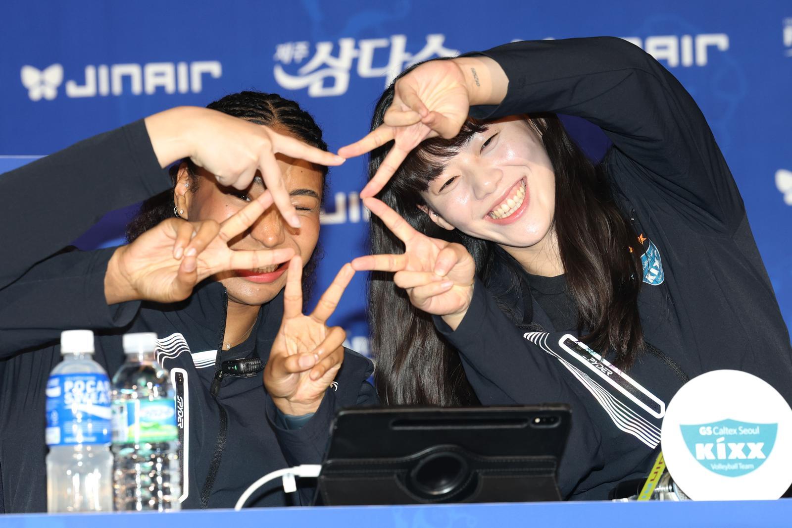 GS칼텍스 유서연(오른쪽), 레이나 토코쿠가 16일 오후 서울 강남구 청담동 리베라호텔에서 열린 프로배구 진에어 2025-2026 V리그 여자부 미디어데이에서 시즌에 임하는 각오와 포부를 밝히며 구호를 외치고 있다. 뉴스1