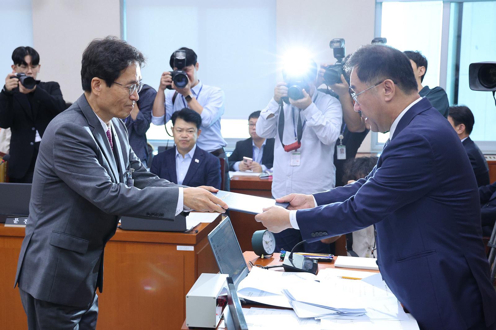 함진규 한국도로공사 사장이 16일 서울 여의도 국회 국토교통위원회에서 열린 한국도로공사 등에 대한 국정감사에서 증인 선서문을 맹성규 위원장에게 제출하고 있다. 뉴스1