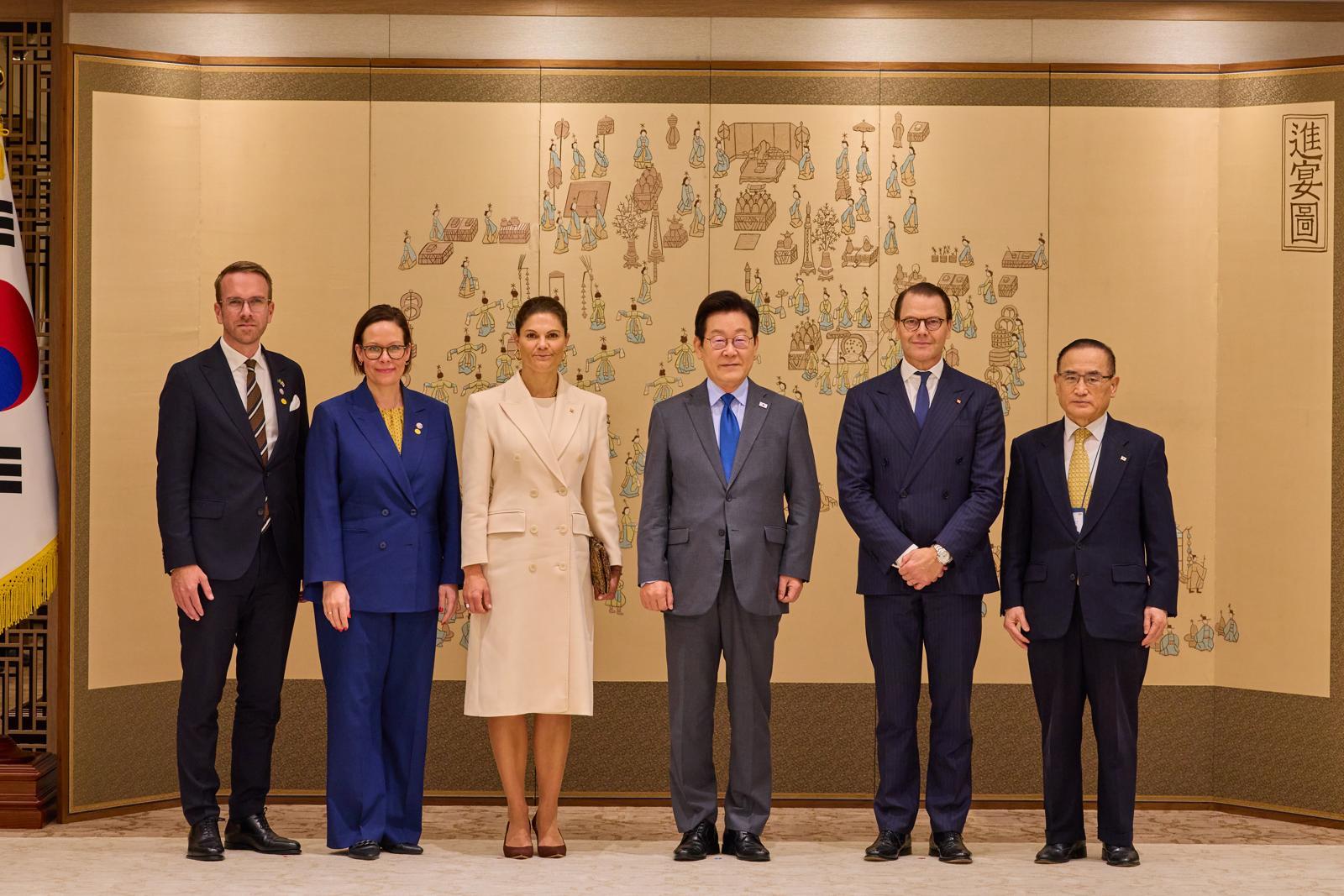 이재명 대통령이 15일 서울 용산 대통령실 청사에서 빅토리아 스웨덴 왕세녀, 배우자 다니엘 왕자 등과 함께 기념촬영을 하고 있다. 2025.10.15 대통령실 제공