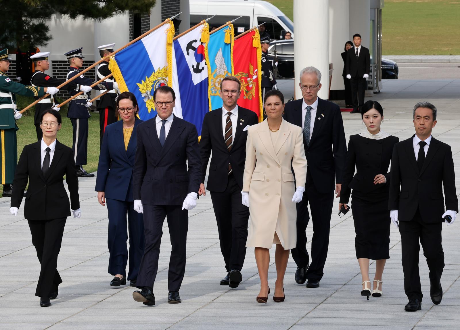 방한한 빅토리아 스웨덴 왕세녀 내외가 15일 오후 서울 동작구 국립서울현충원 현충탑 참배를 위해 이동하고 있다. 2025.10.15 뉴시스