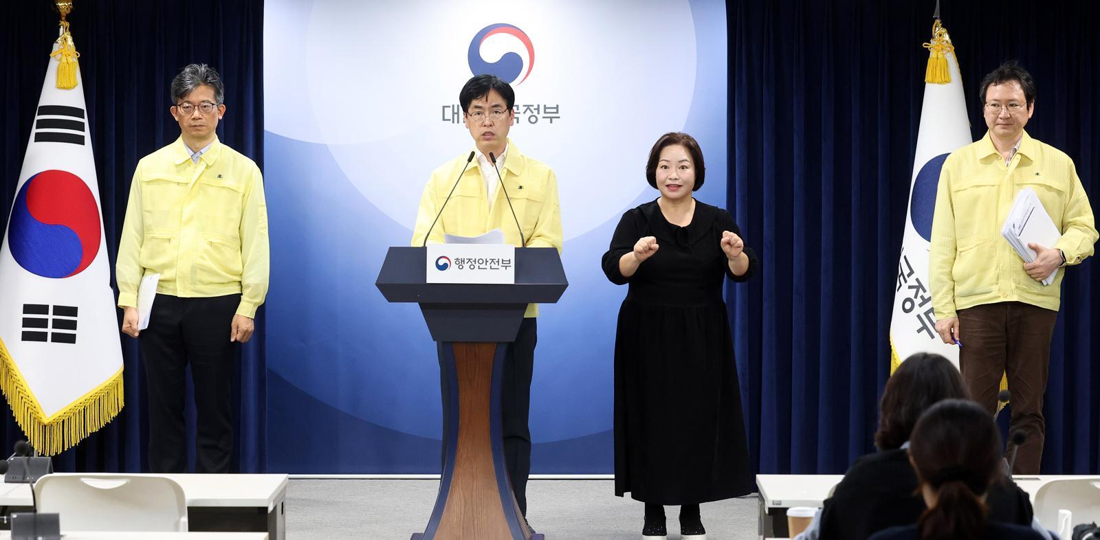 김민재 중앙재난안전대책본부 제1차장(행정안전부 차관)이 13일 오후 서울 종로구 정부서울청사에서 국가정보자원관리원(국정자원) 행정정보시스템 화재 관련 브리핑을 하고 있다. 2025.10.13 뉴시스