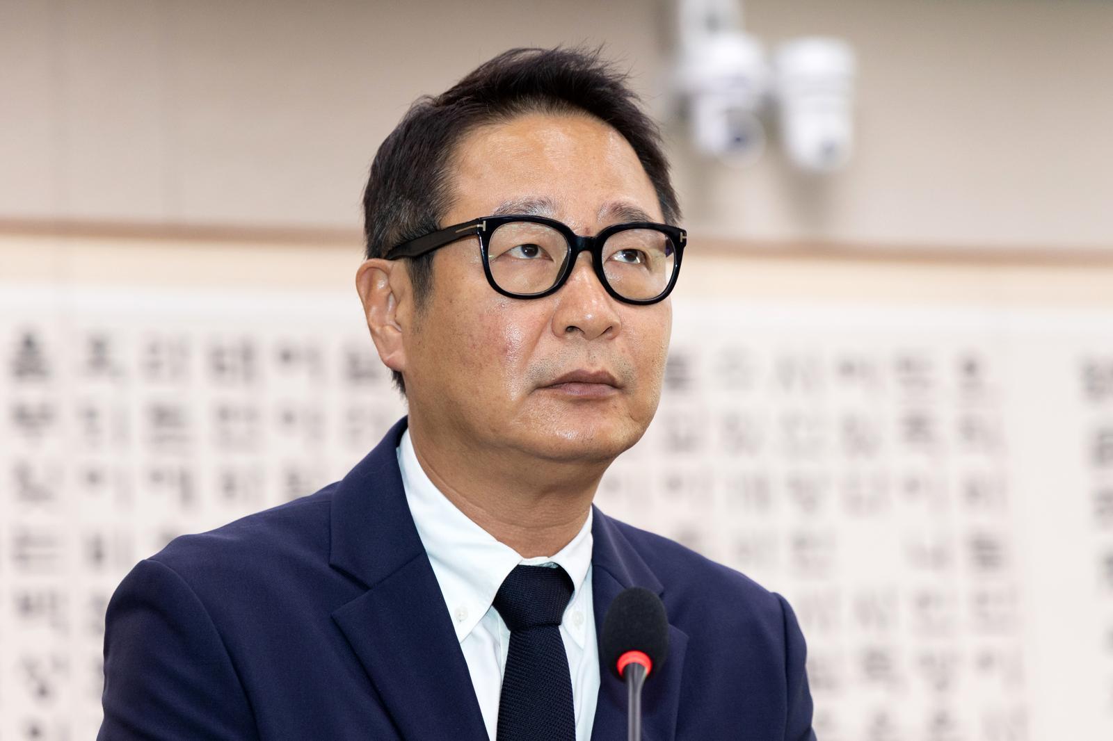 16일 서울 여의도 국회에서 열린 법제사법위원회 감사원 등에 대한 국정감사 증인으로 출석한 김태영 21그램 대표가 의원 질의를 듣고 있다. 뉴스1