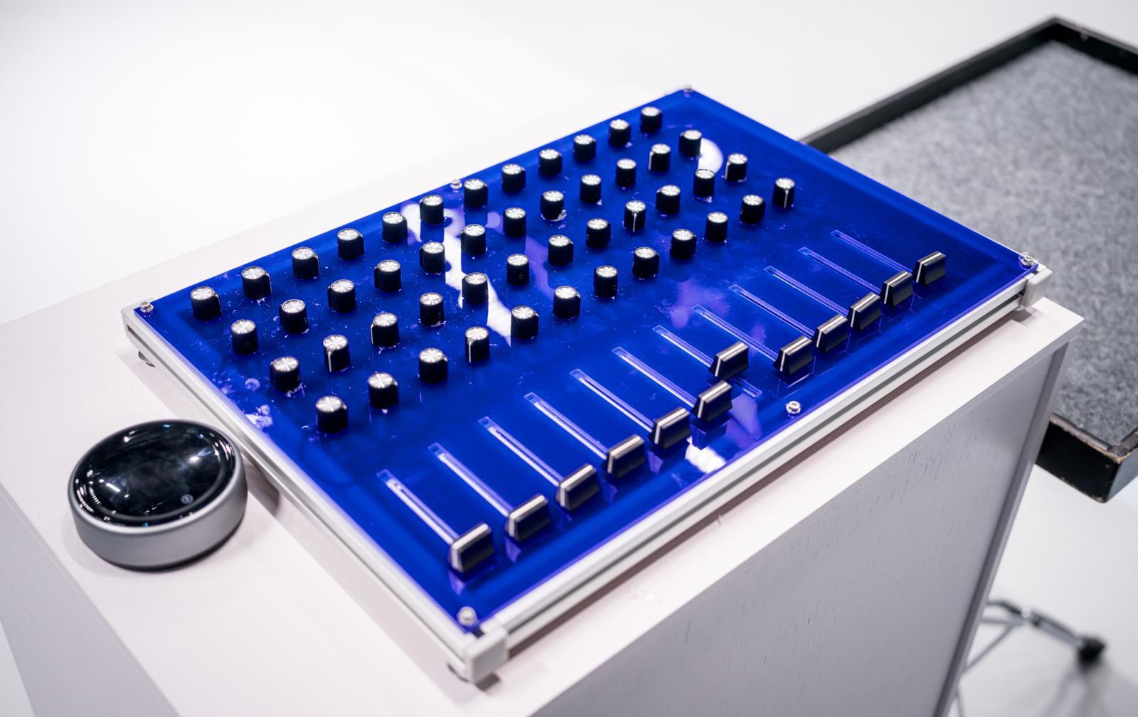 공연 ‘12 사운드’에서 안상욱 씨는 손수 설계한 컨트롤러(아래 사진)를 활용해 다양한 소리를 실시간으로 들려줄 예정이다. 안 씨는 “각종 소리가 범람하는 시대에 대한 음악가로서의, 청취자로서의 고민을 담았다”고 했다. 서울국제공연예술제(SPAF) 제공