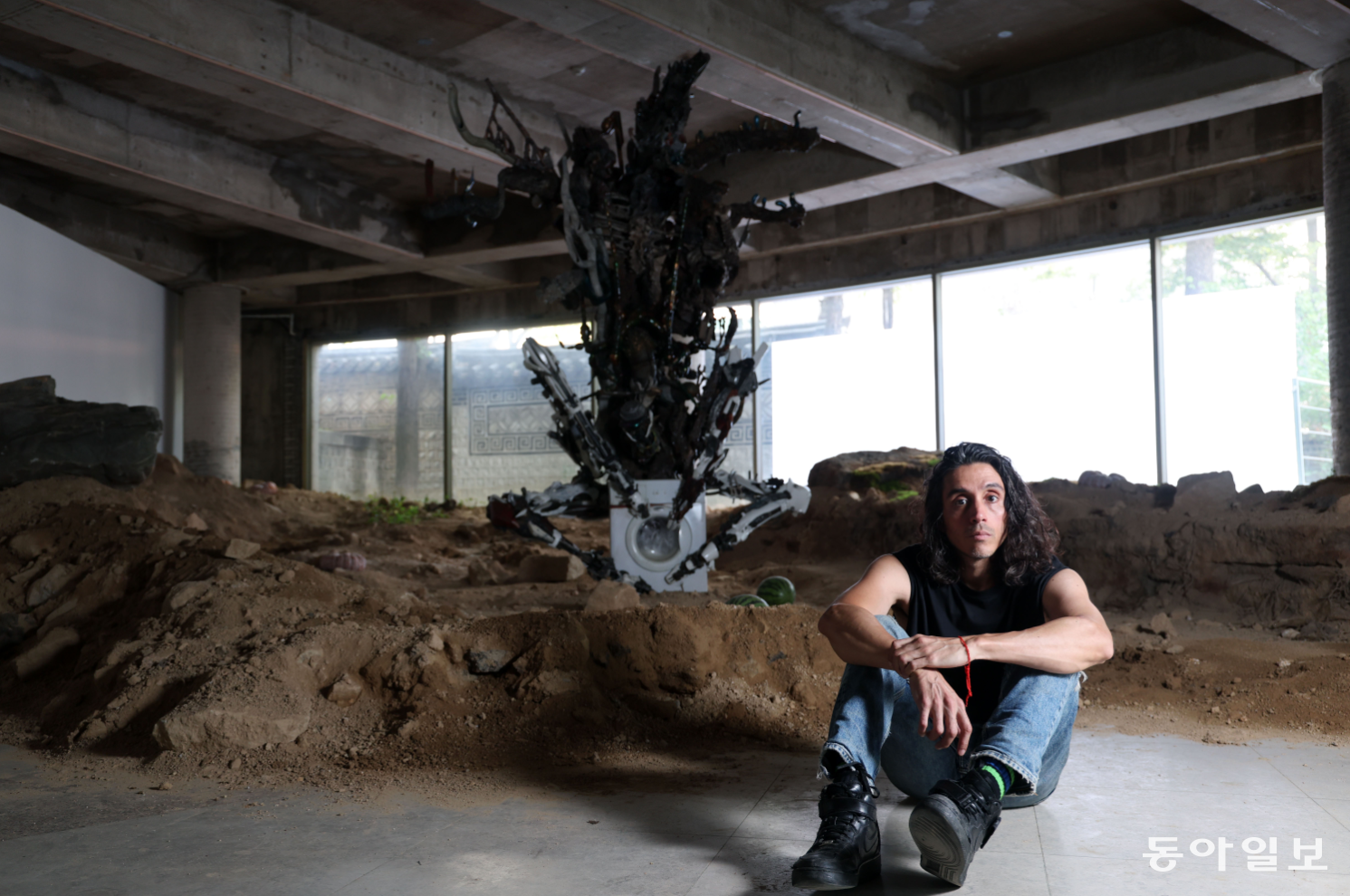 ‘상상의 종말 VI’ 앞 아드리안 비야르 로하스. 전영한 기자 scoopjyh@donga.com