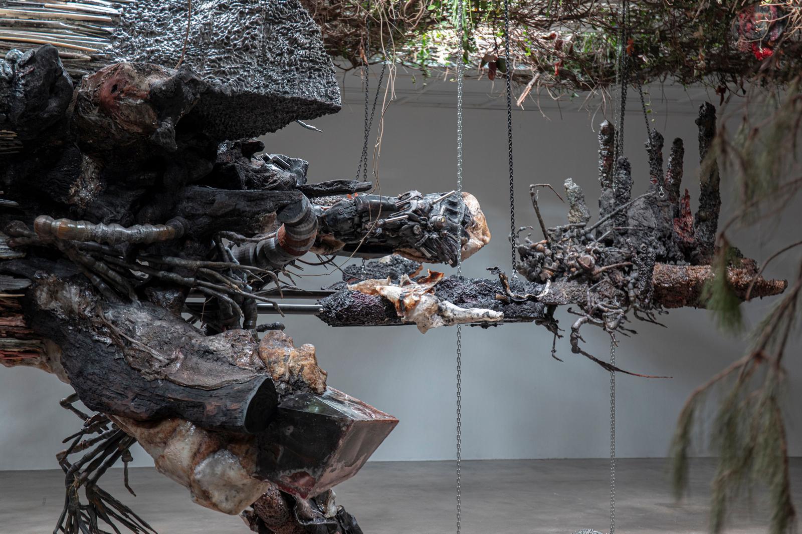 아드리안 비야르 로하스, 〈상상의 종말 III〉, 2022, 776X448X522 cm. 사진 남서원. 제공 아트선재센터. ⓒ 2025. Art Sonje Center all rights reserved