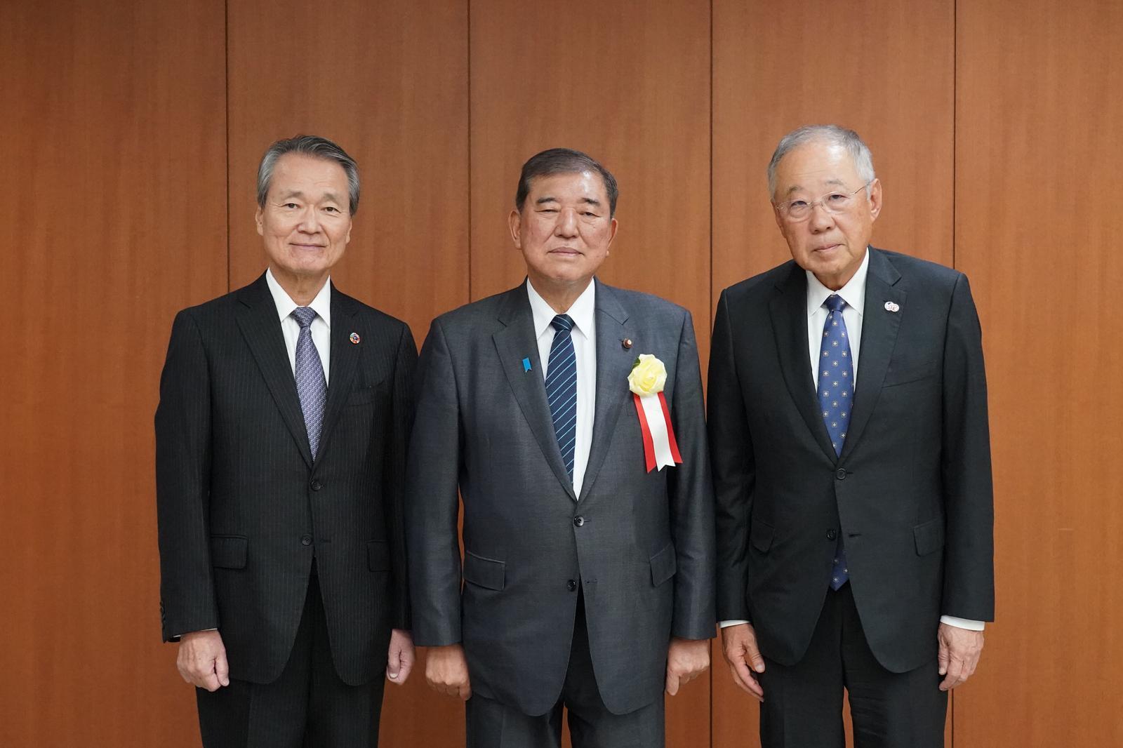 이시바 시게루 일본 총리(가운데)와 류진 한국경제인협회 회장(오른쪽), 쓰쓰이 요시노부 일본경제단체연합회 회장(왼쪽)이 16일 일본 도쿄 경단련회관에서 열린 ‘한일 국교 정상화 60주년 기념 리셉션’에 참석해 기념 촬영을 하고 있다.
한국경제인협회 제공