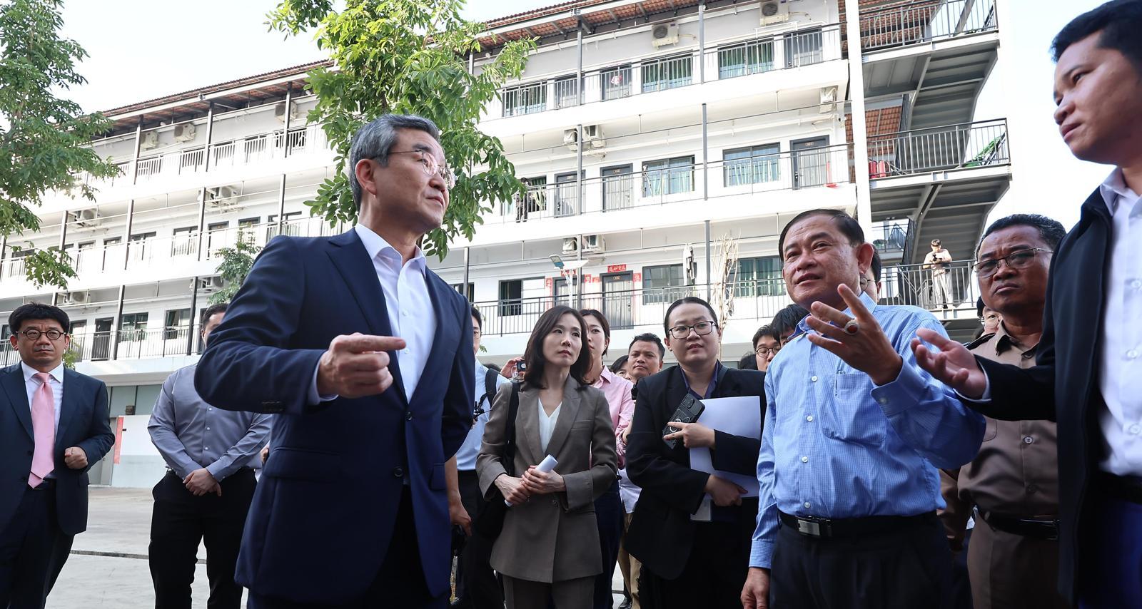 박성주 경찰청 국가수사본부장(왼쪽에서 두 번째)과 김진아 외교부 2차관(왼쪽에서 세 번째) 등 정부합동대응팀이 같은 날 태자단지를 찾아 현장을 점검하고 있다. 뉴스1