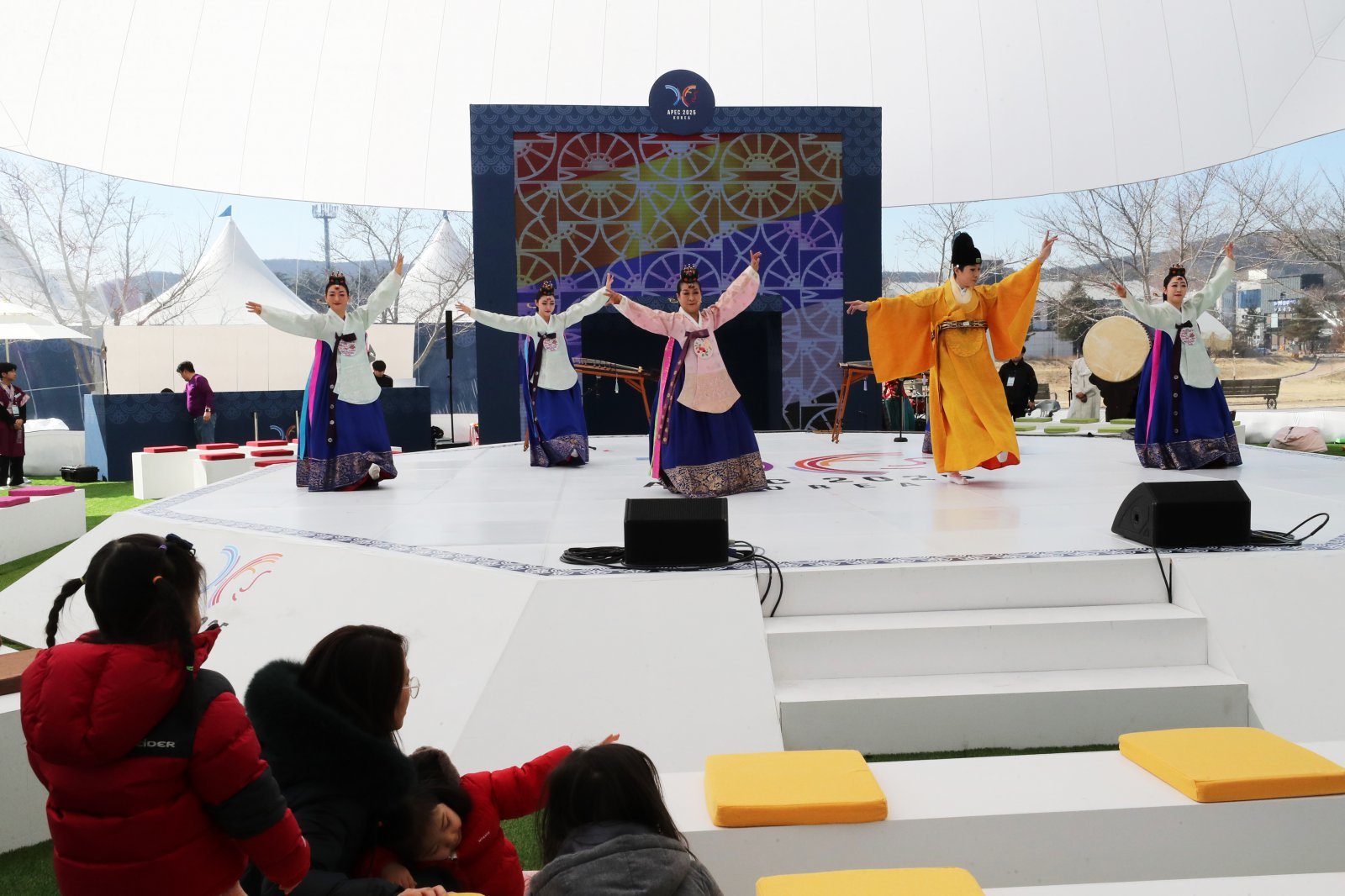 경북도는 17일 ‘2025 아시아태평양경제협력체(APEC) 정상회의’ 개막을 앞두고 경주 전역이 문화와 외교가 결합된 국제행사의 무대로 변신하고 한다. 2 2025.2.24/뉴스1