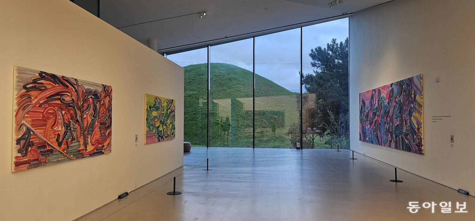 고분을 바라보는 오아르미술관. 경주=김선미 기자 kimsunmi@donga.com