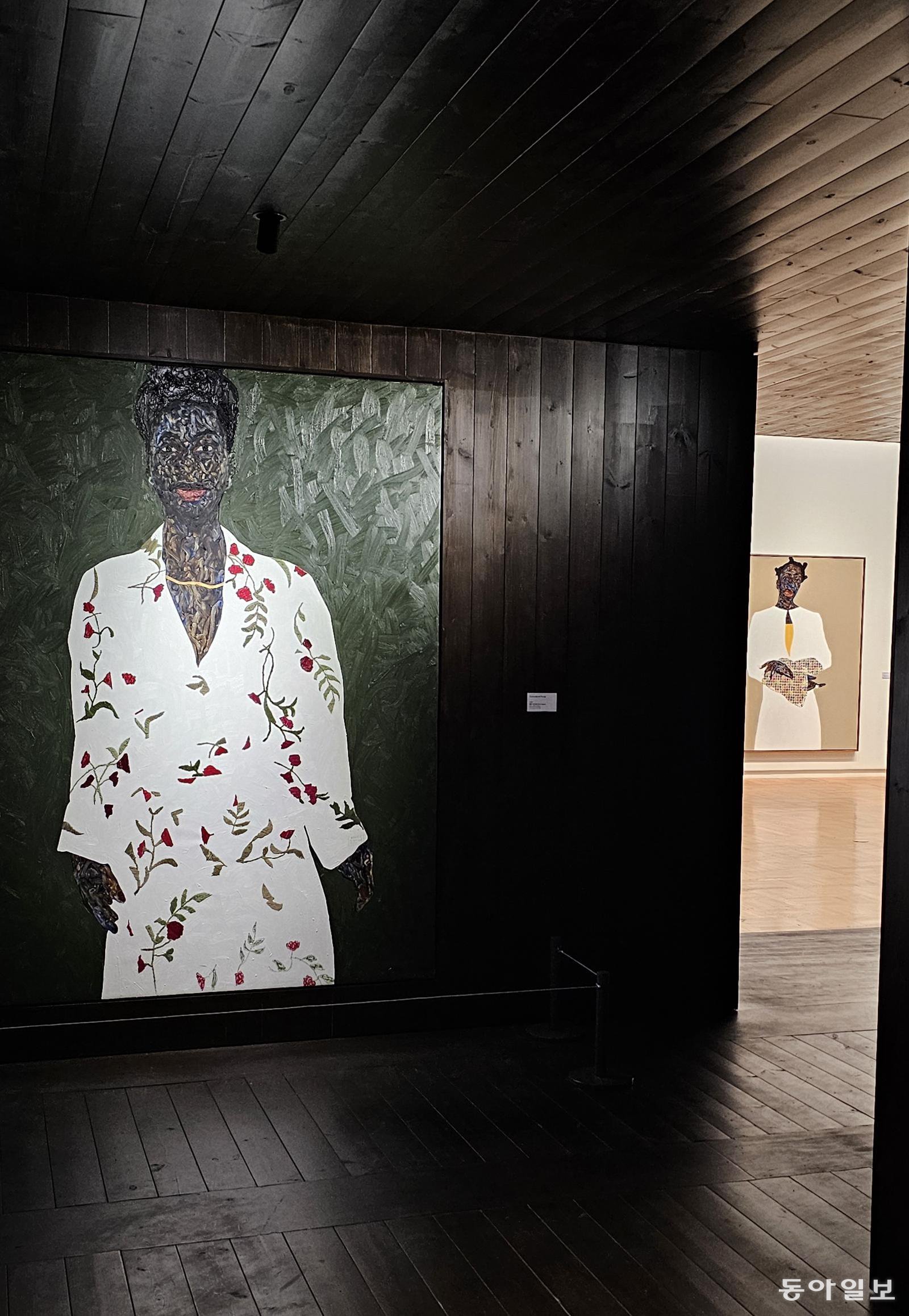 꽃무늬 자수로 인물의 옷을 표현한 아모아코 보아포의 작품. 경주=김선미 기자 kimsunmi@donga.com