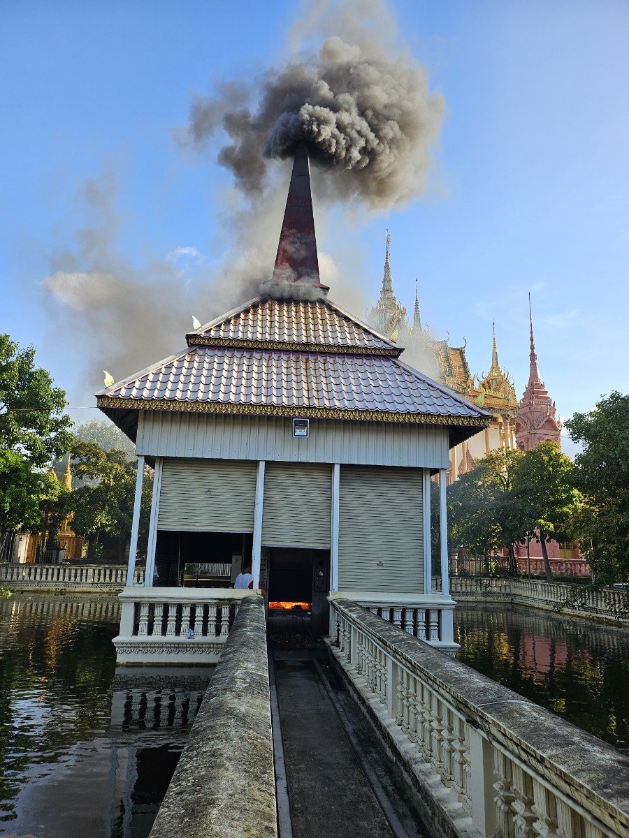16일 오후 4시경(현지 시간) 캄보디아 수도 프놈펜 도심의 뜩틀라 사원 화장장 굴뚝에서 검은 연기가 피어오르고 있다. 이곳엔 8월 감금·고문 끝에 숨진 대학생 박모 씨(22)의 시신이 두 달 넘게 안치돼있다. 사원 관계자는 “연고 없는 한국 청년의 시신이 두 달에 한 구꼴로 실려 온다”고 전했다. 프놈펜=정서영 기자 cero@donga.com