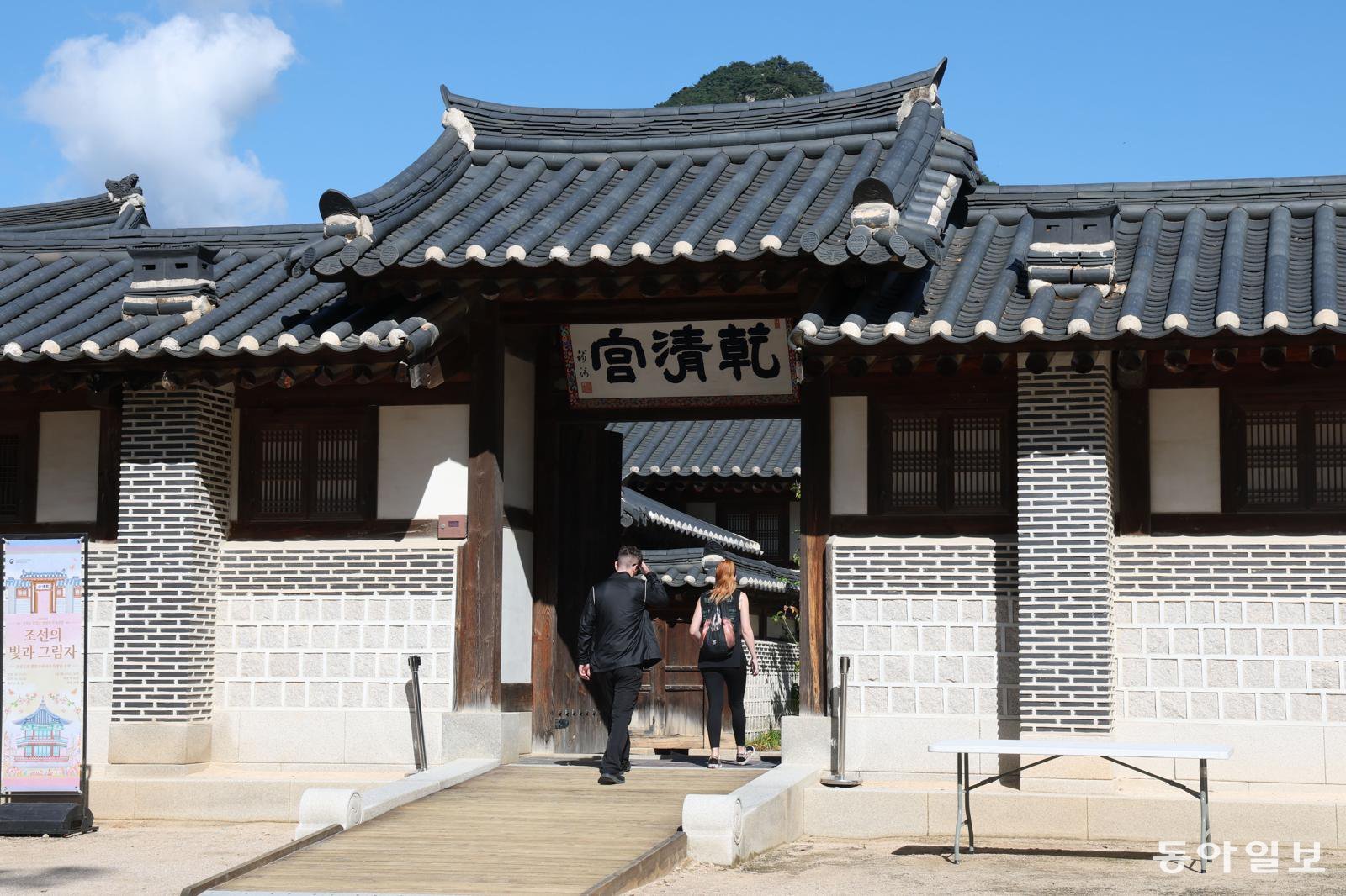 건청궁은 경복궁 안에 있는 내궁(內宮)입니다. 일제에 의해 철거됐다가 2007년  복원됐습니다.  ‘건청’은 하늘이 맑다는 뜻입니다.