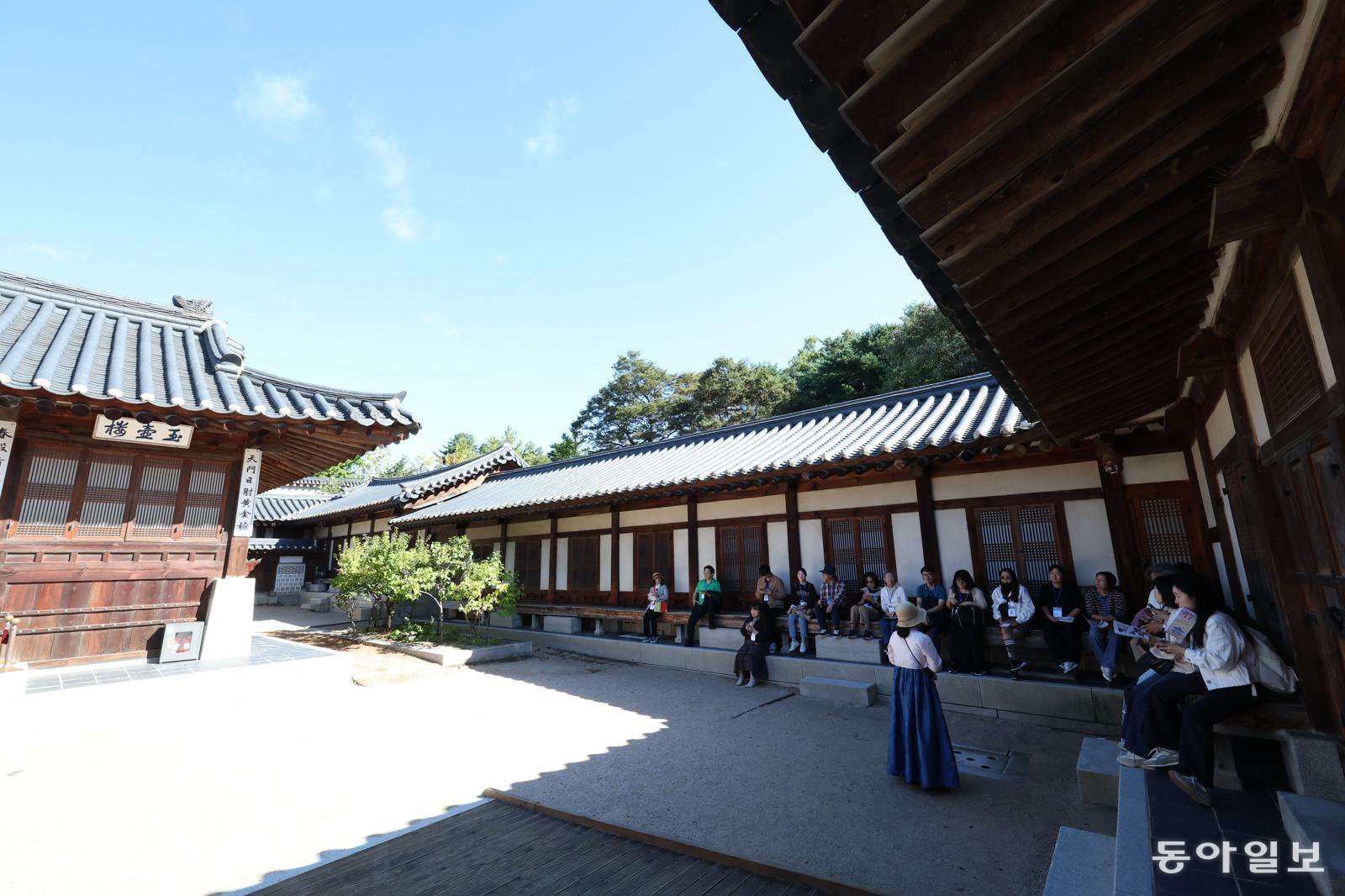 궁 안엔 장안당, 곤녕합 등 가옥이 있습니다.