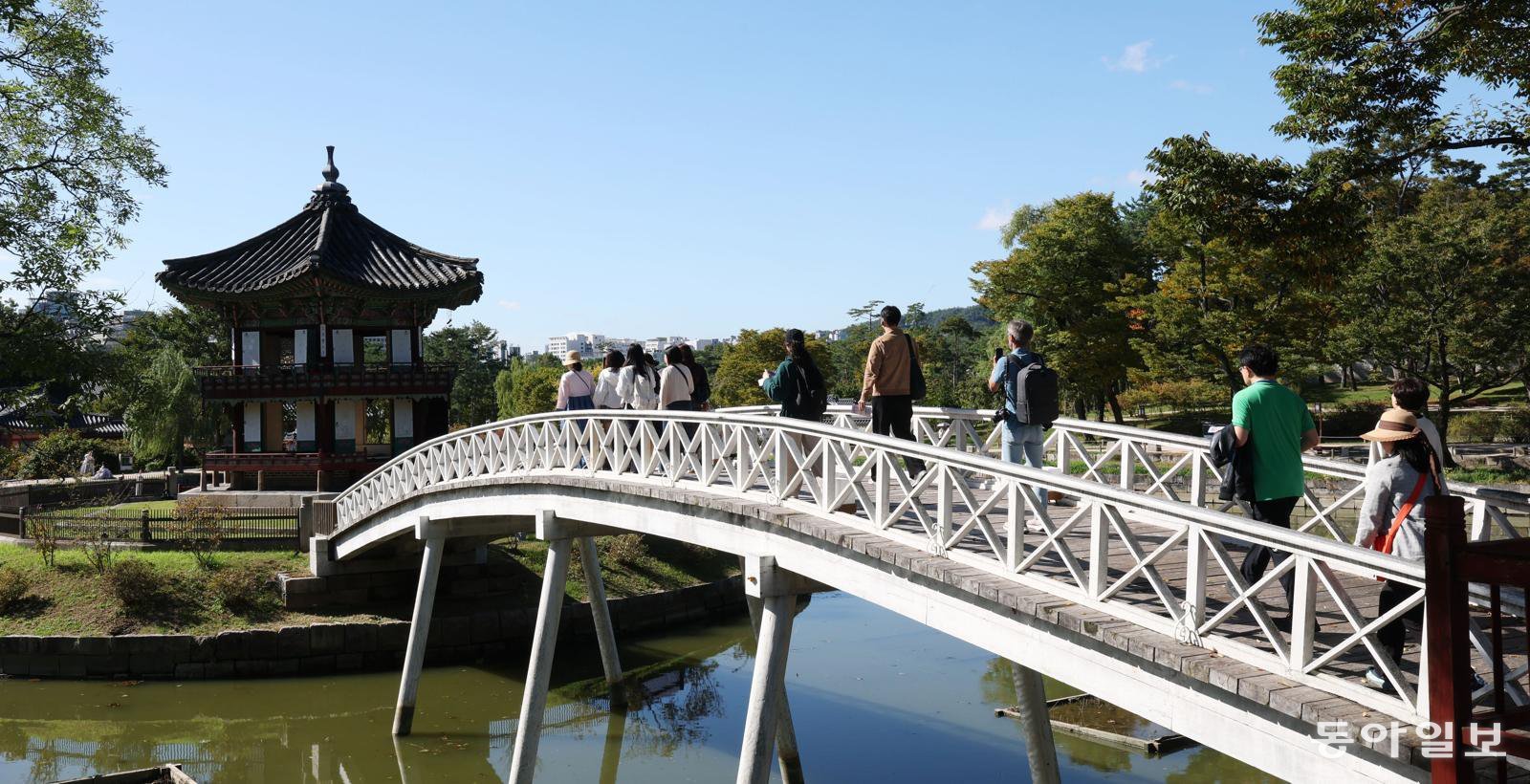 문화해설사의 안내로 건청궁 관람을 마치면 앞 연못에 우아하게 선 향원정으로 가볼 수 있습니다. 평소엔 건청궁과 향원정을 잇는 이 다리(취향교)도 폐쇄돼 있습니다. 2021년 복원됐습니다.