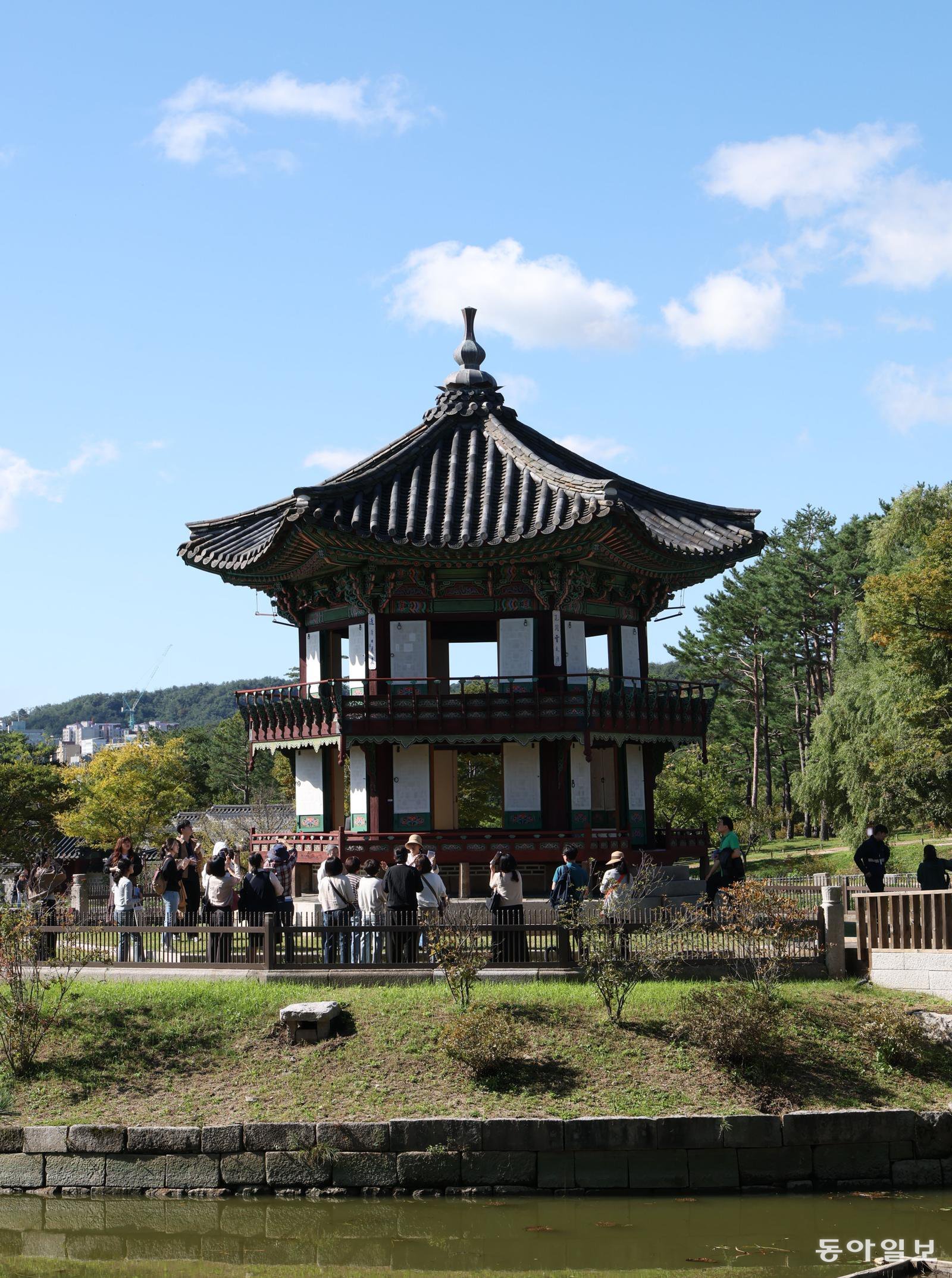 육각 평면의 목조 정자입니다. 1층엔 온돌이 있으니 겨울에도 머물기도 했던 것 같습니다.