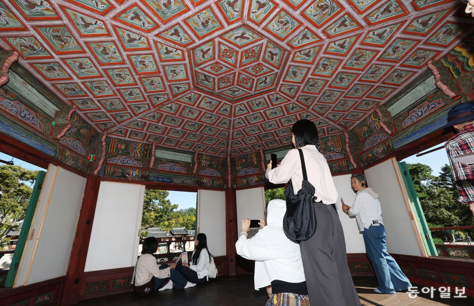 뷰는 2층이 확실히 더 좋았는데요, 문 사이로 건청궁이 예쁘게 보였습니다.