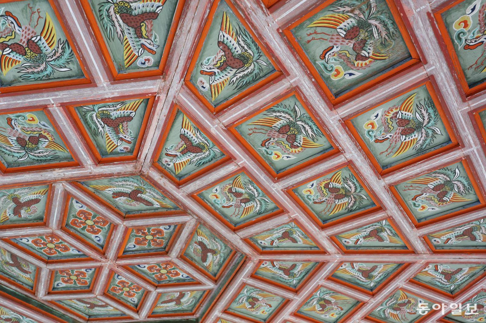 천장의 그림은 봉황이라고 합니다.