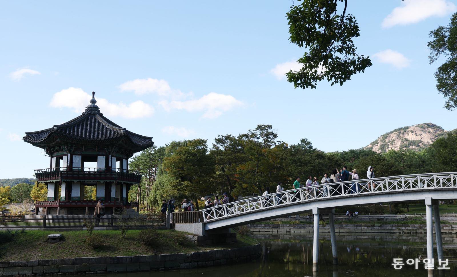 문화 해설사의 안내를 받아 진행되는데, 총 관람시간은 약 1시간 반 가량입니다.  관람이 끝나고 다시 취향교를 넘어 오고 있습니다.  오전 오후 각 1회씩 관람 가능하며 궁능유적본부 홈페이지 등에서 사전예약해야 합니다.