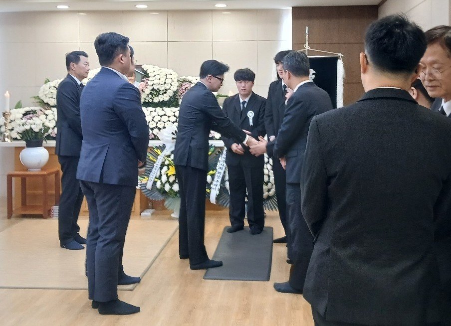 한동훈 전 국민의힘 대표가 고 이상민 전 의원의 빈소를 찾아 눈물을 흘리며 고인을 추모했다. “어렵게 오셔서 고생만 하시다 떠나셔서 죄스럽다”고 말했다.ⓒ뉴시스