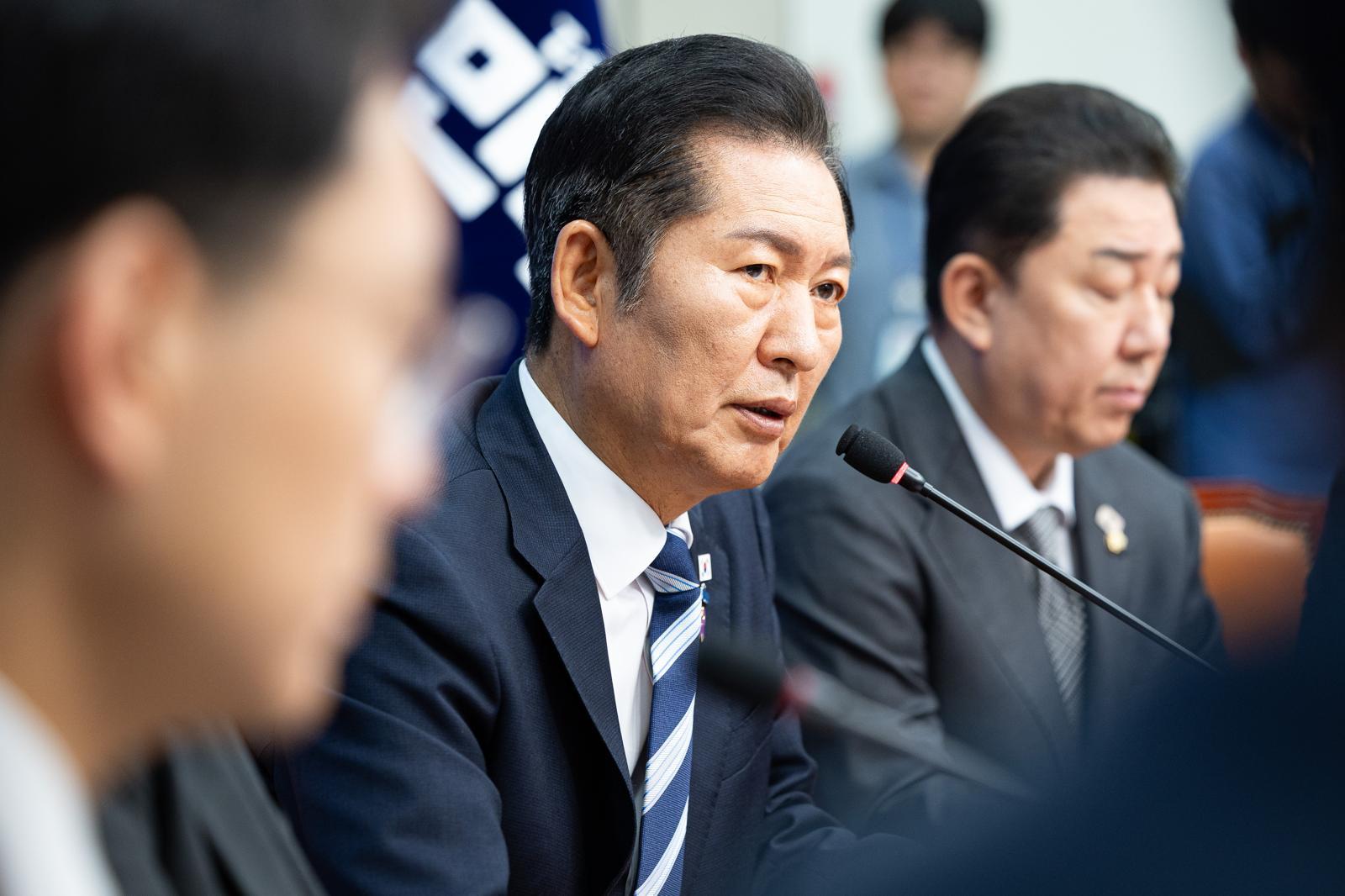 정청래 더불어민주당 대표가 17일 서울 여의도 국회에서 열린 최고위원회의에서 모두 발언을 하고 있다. 2025.10.17/뉴스1